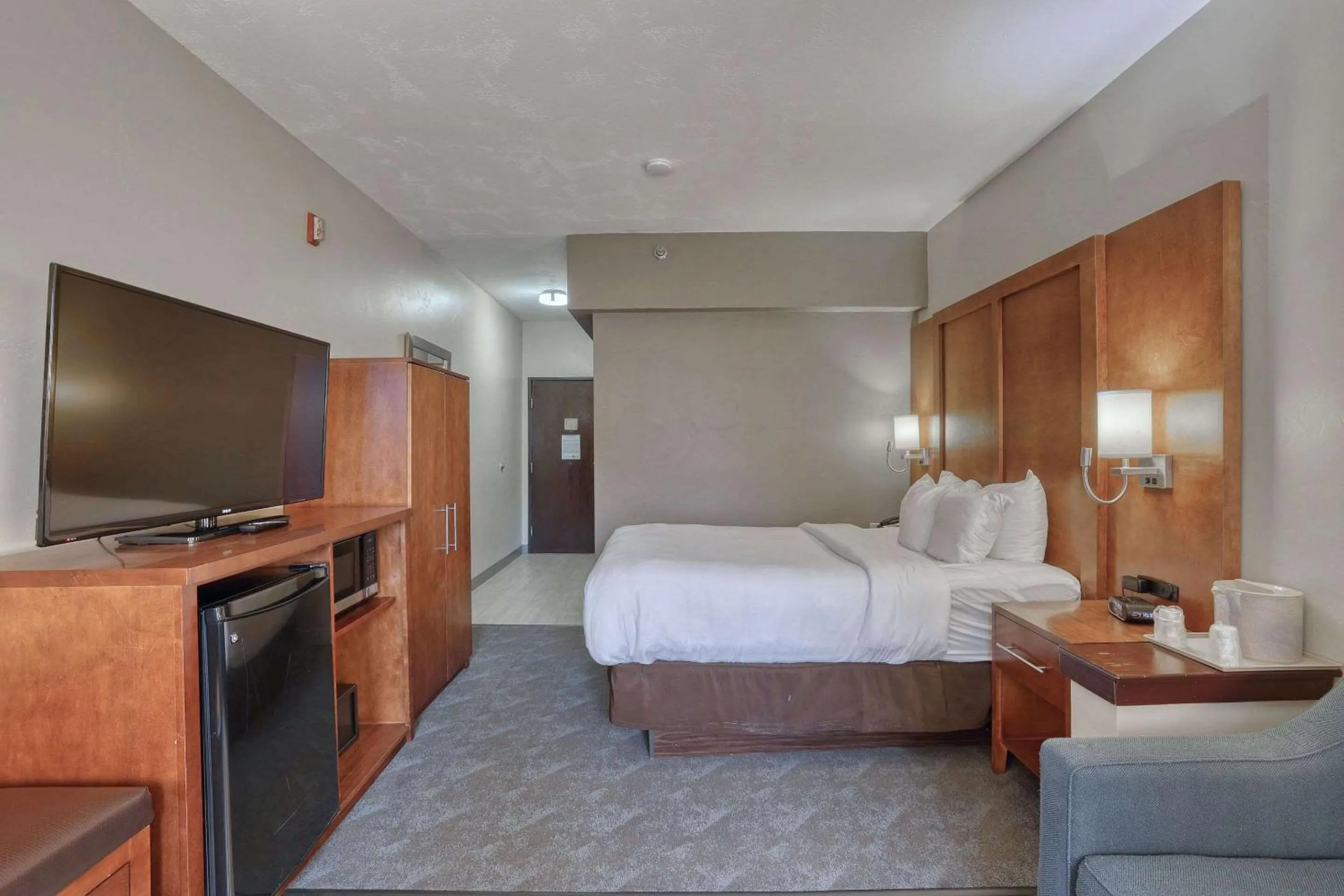 Bedroom, Bed in Comfort Suites Appleton Airport