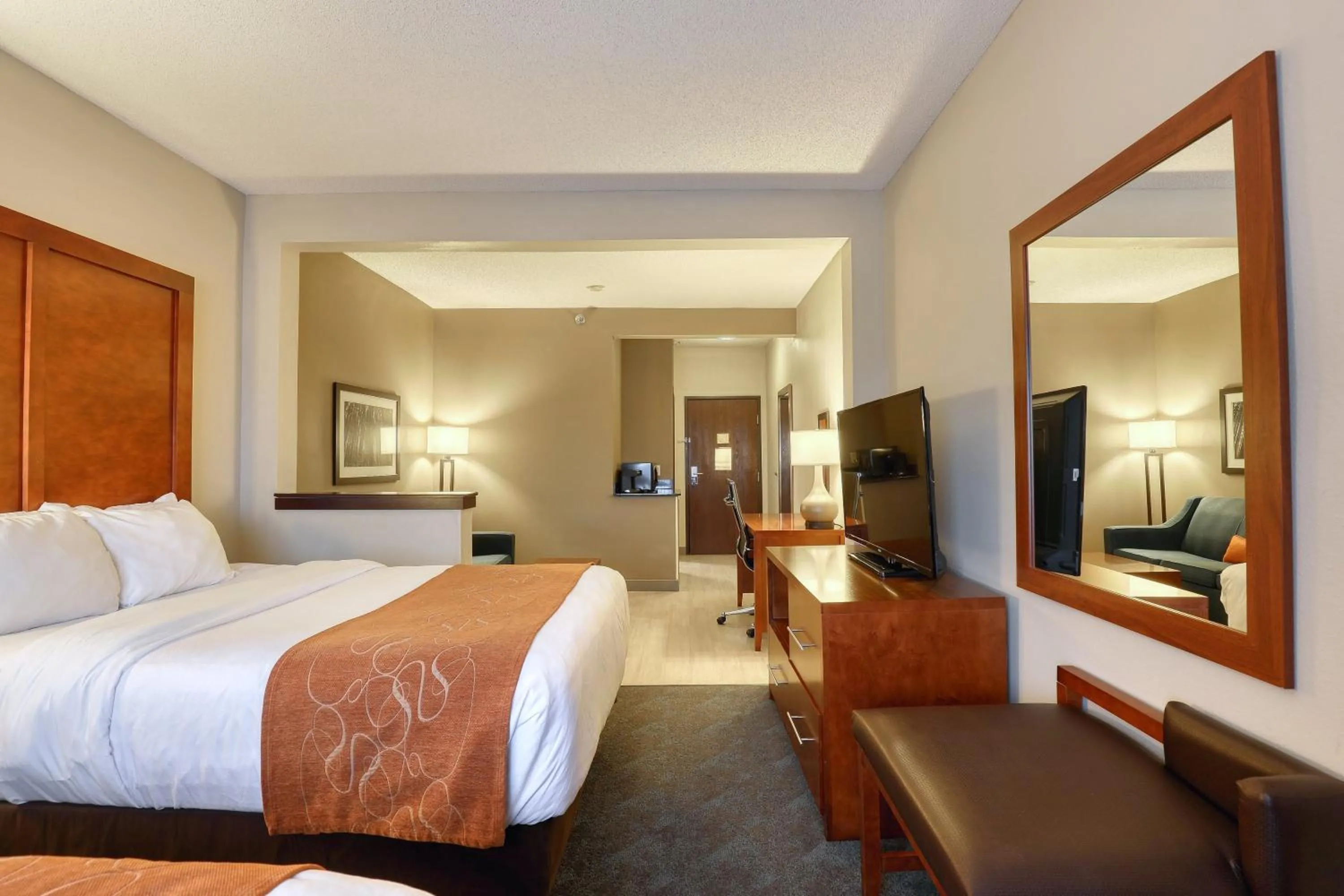 Bedroom, Bed in Comfort Suites Appleton Airport