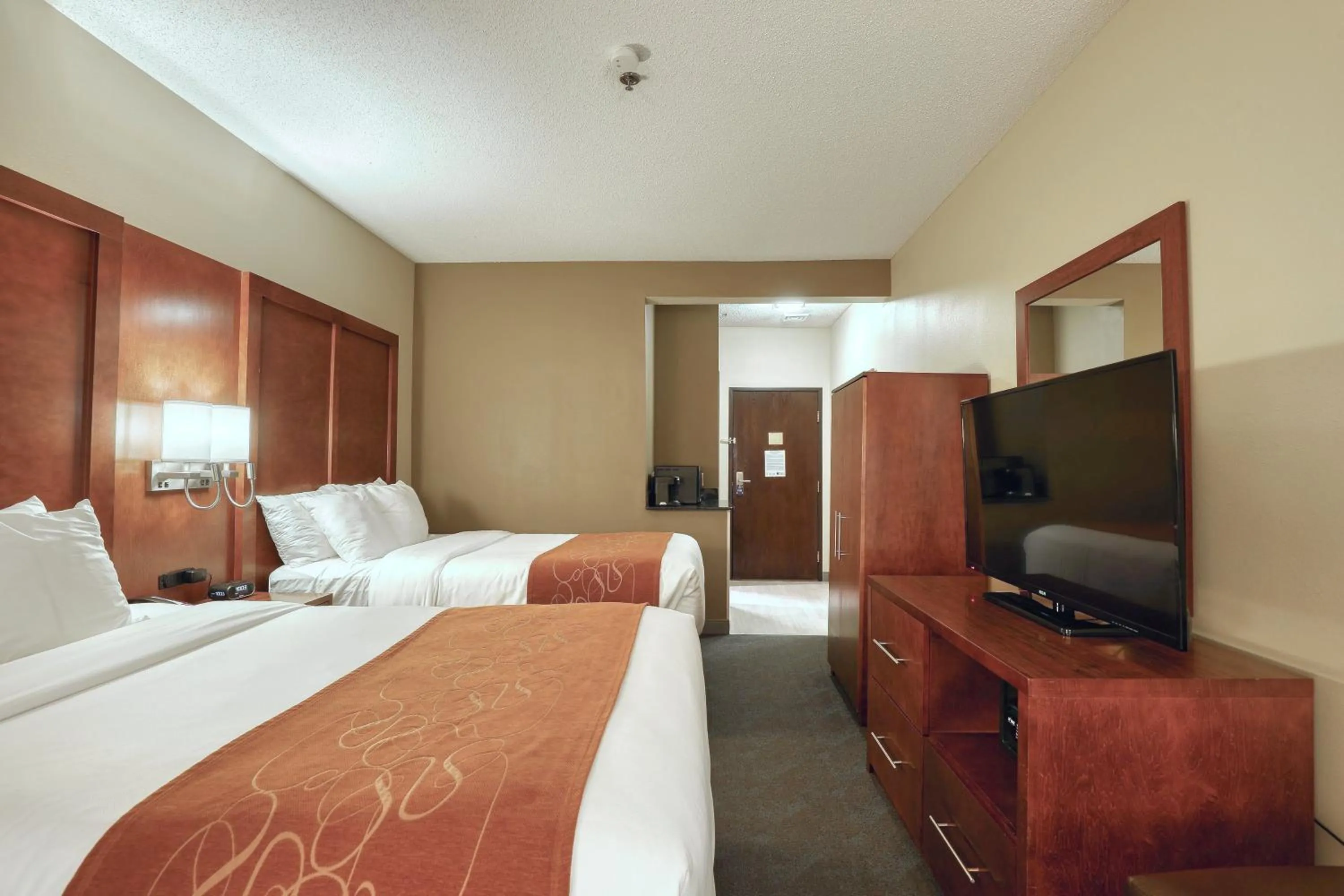 Bedroom, Bed in Comfort Suites Appleton Airport