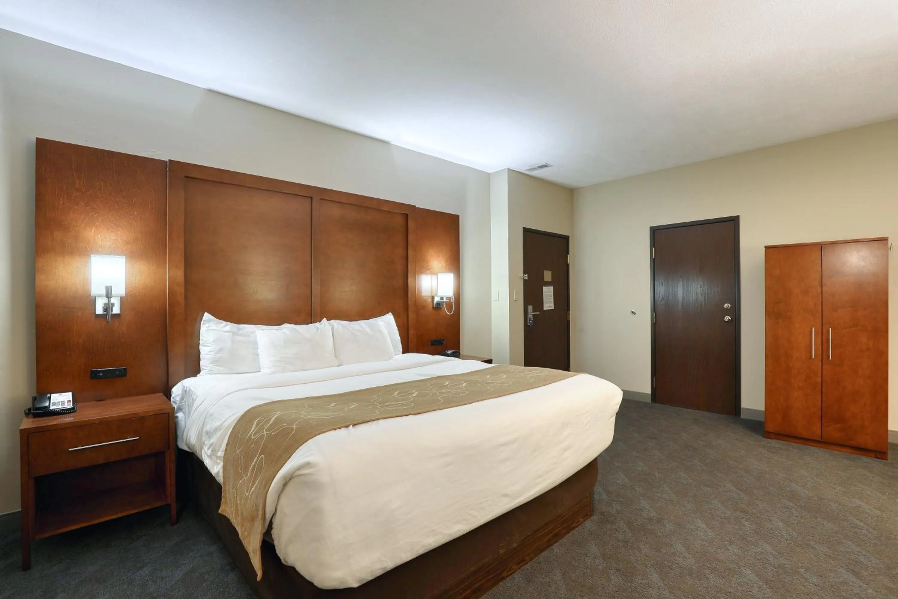 Bedroom, Bed in Comfort Suites Appleton Airport