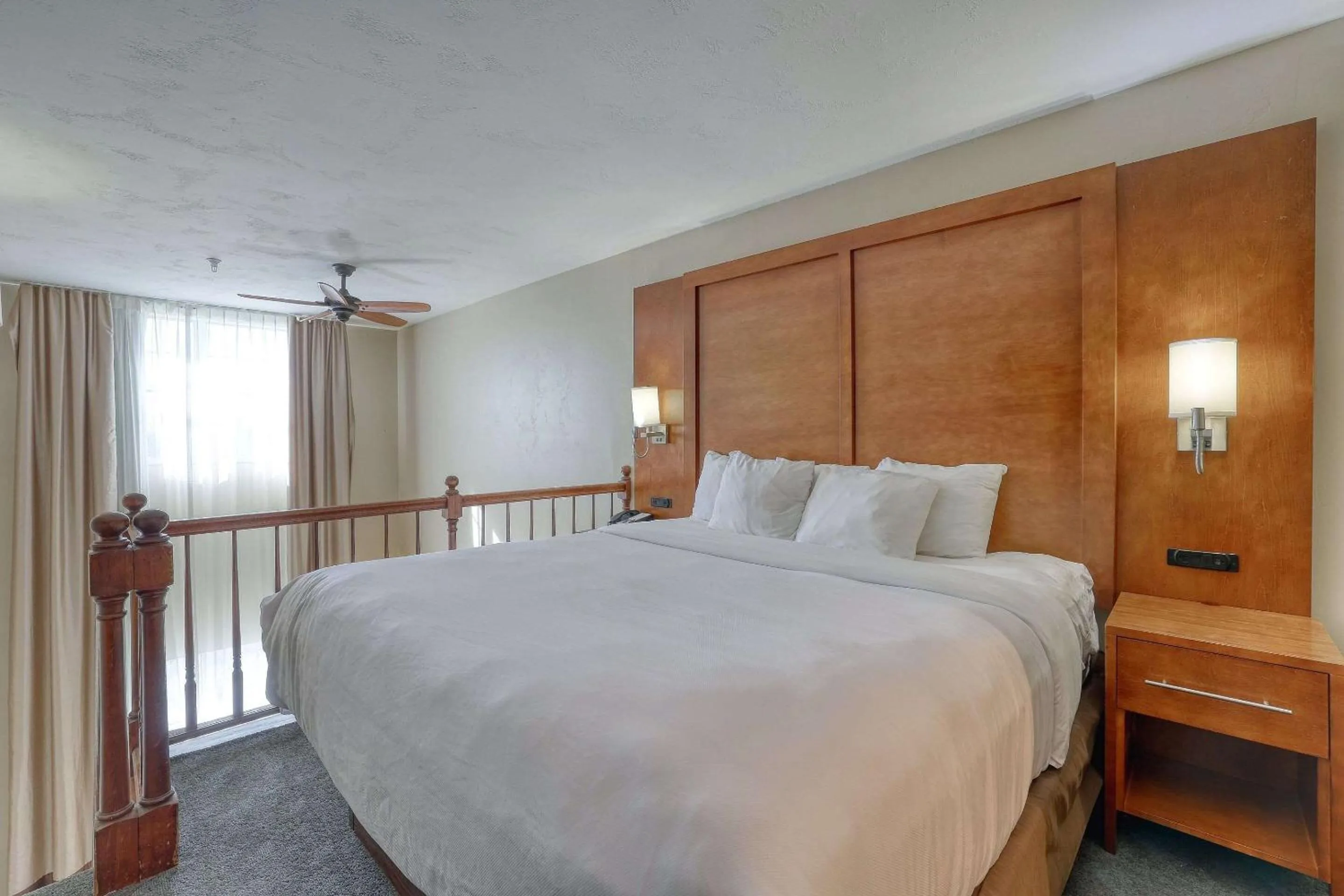 Bedroom, Bed in Comfort Suites Appleton Airport