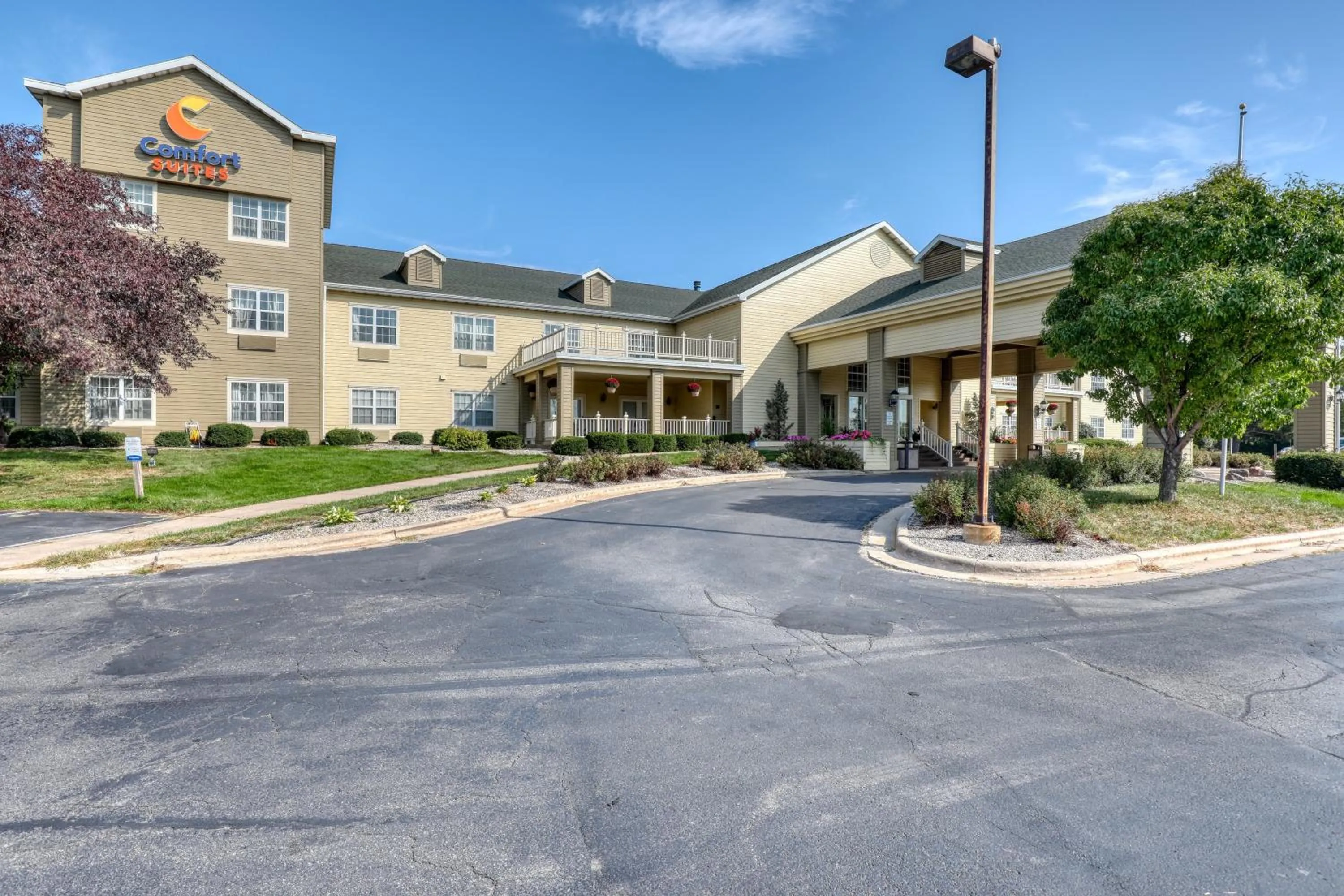 Property building in Comfort Suites Appleton Airport