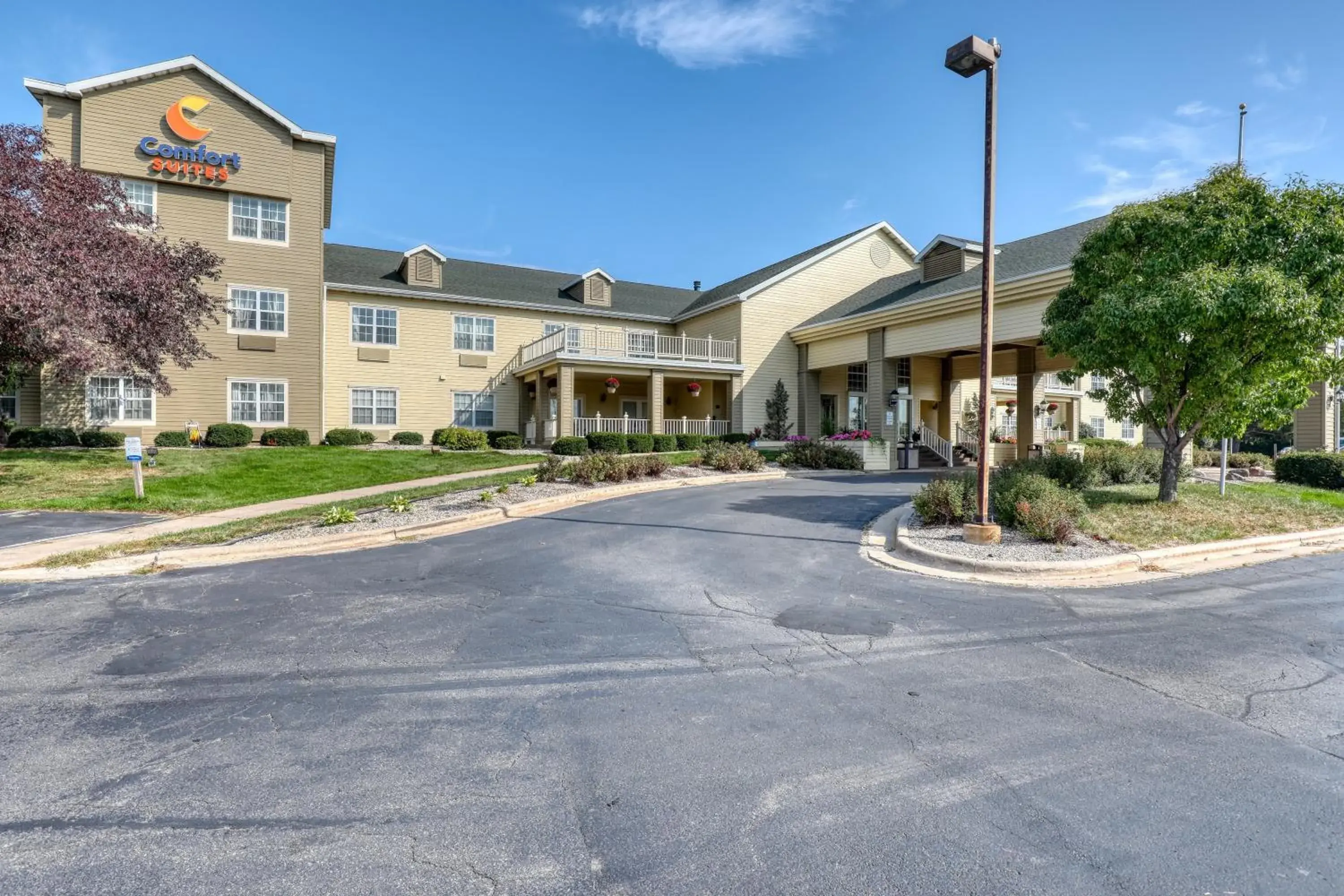Property building in Comfort Suites Appleton Airport Property building in Comfort Suites Appleton Airport