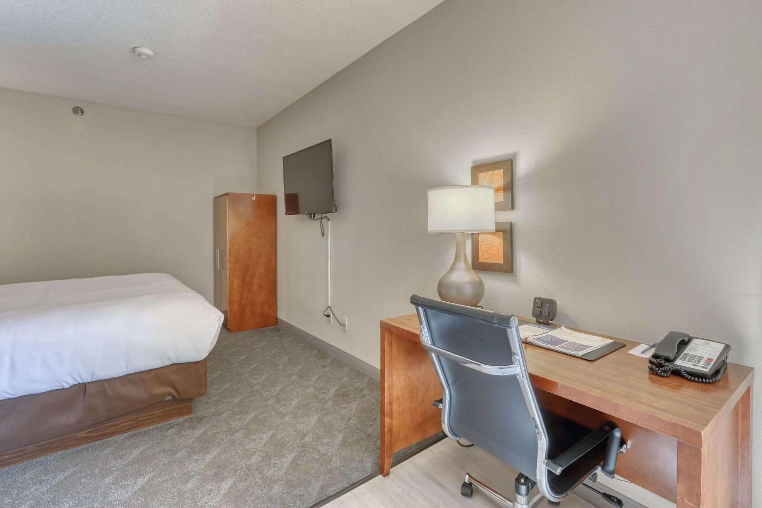 Bedroom, Bed in Comfort Suites Appleton Airport