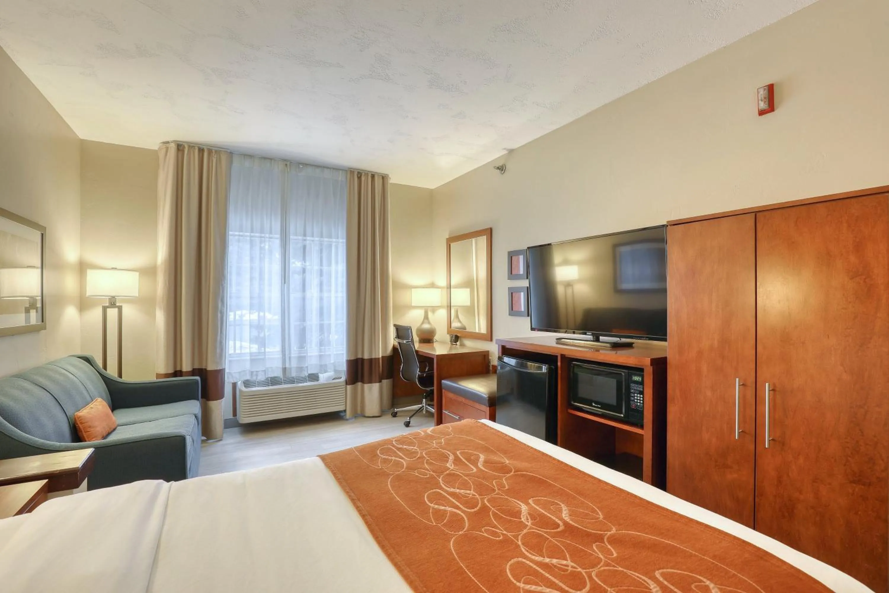 Seating area, Bed in Comfort Suites Appleton Airport