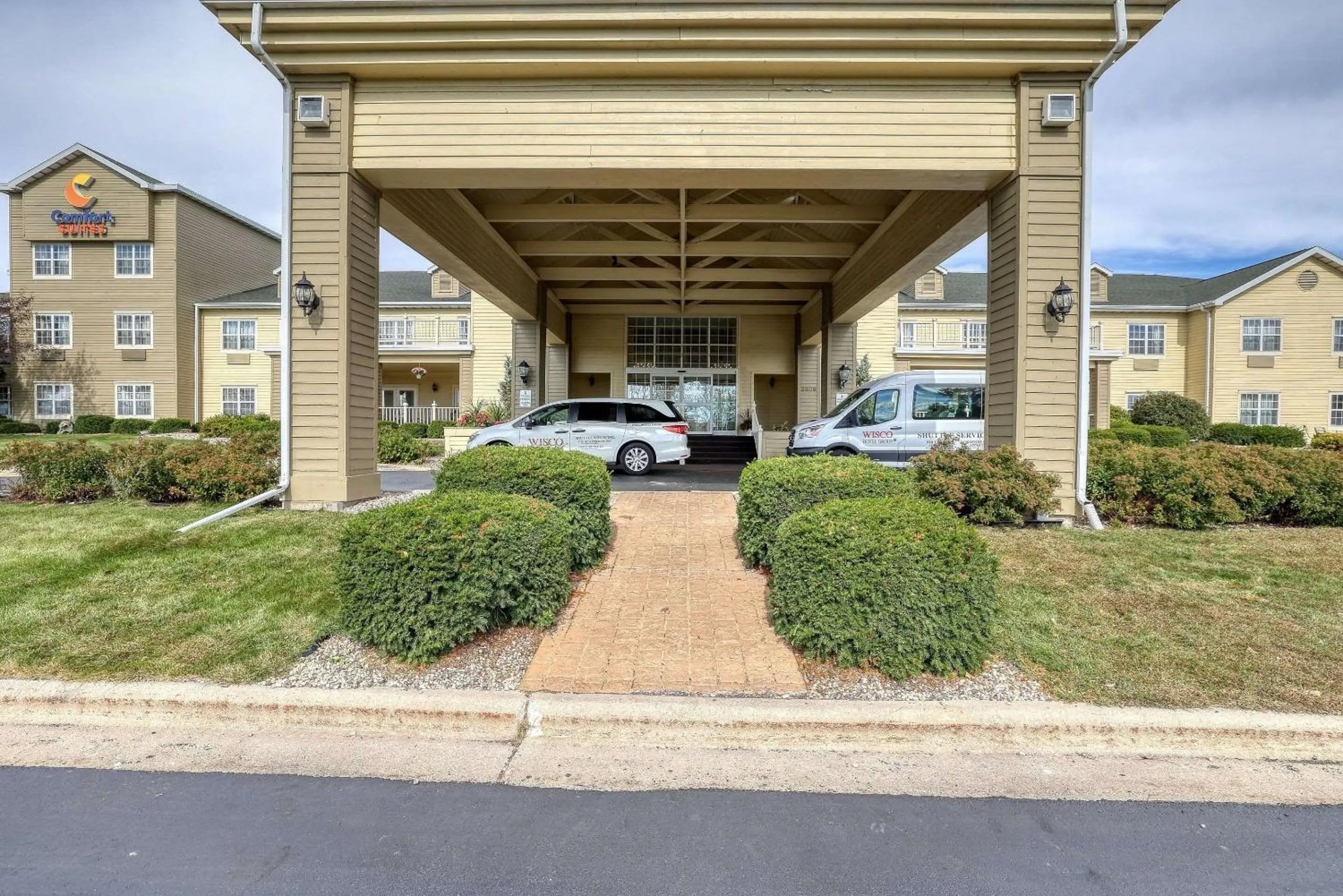 Property building in Comfort Suites Appleton Airport