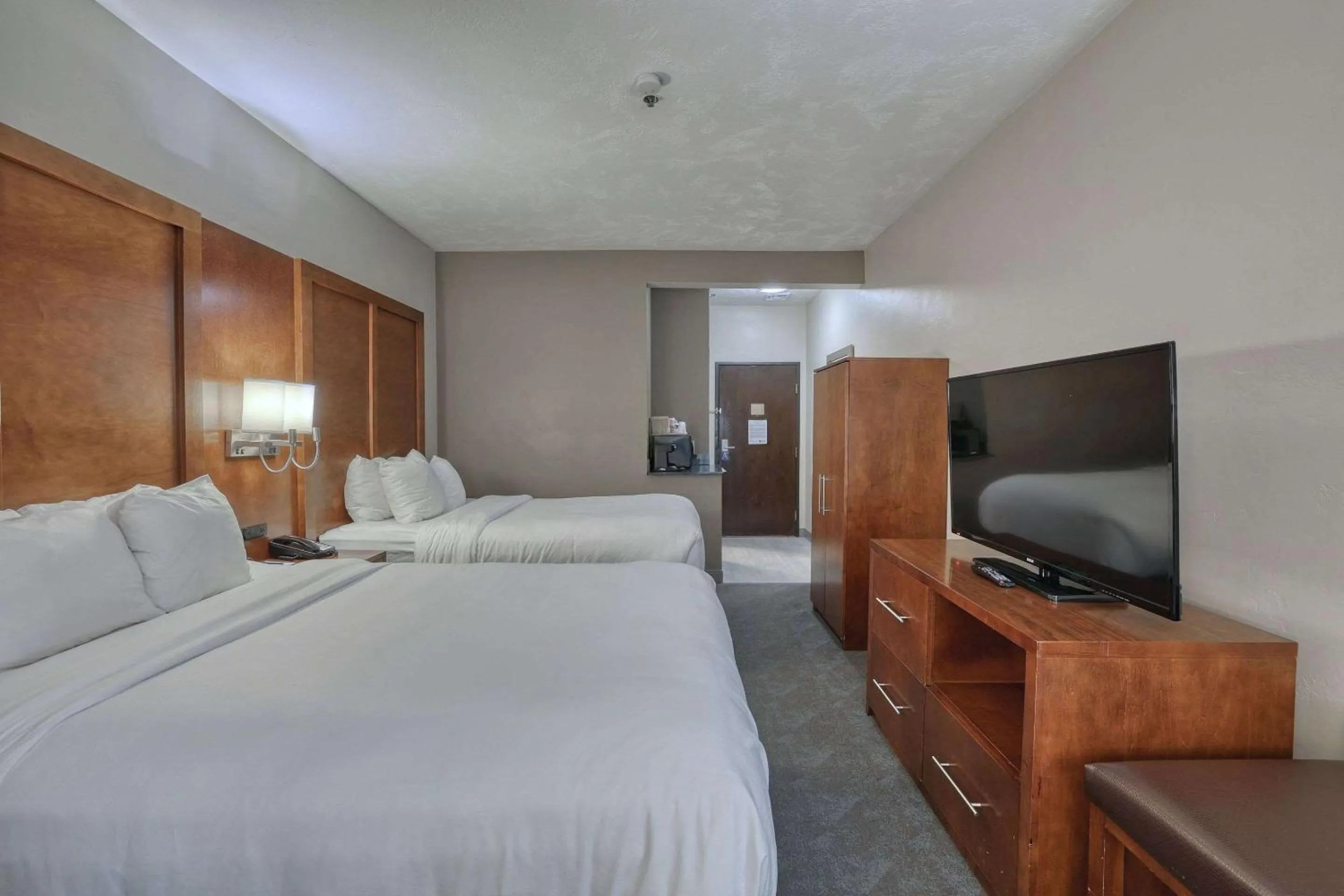 Bedroom, Bed in Comfort Suites Appleton Airport