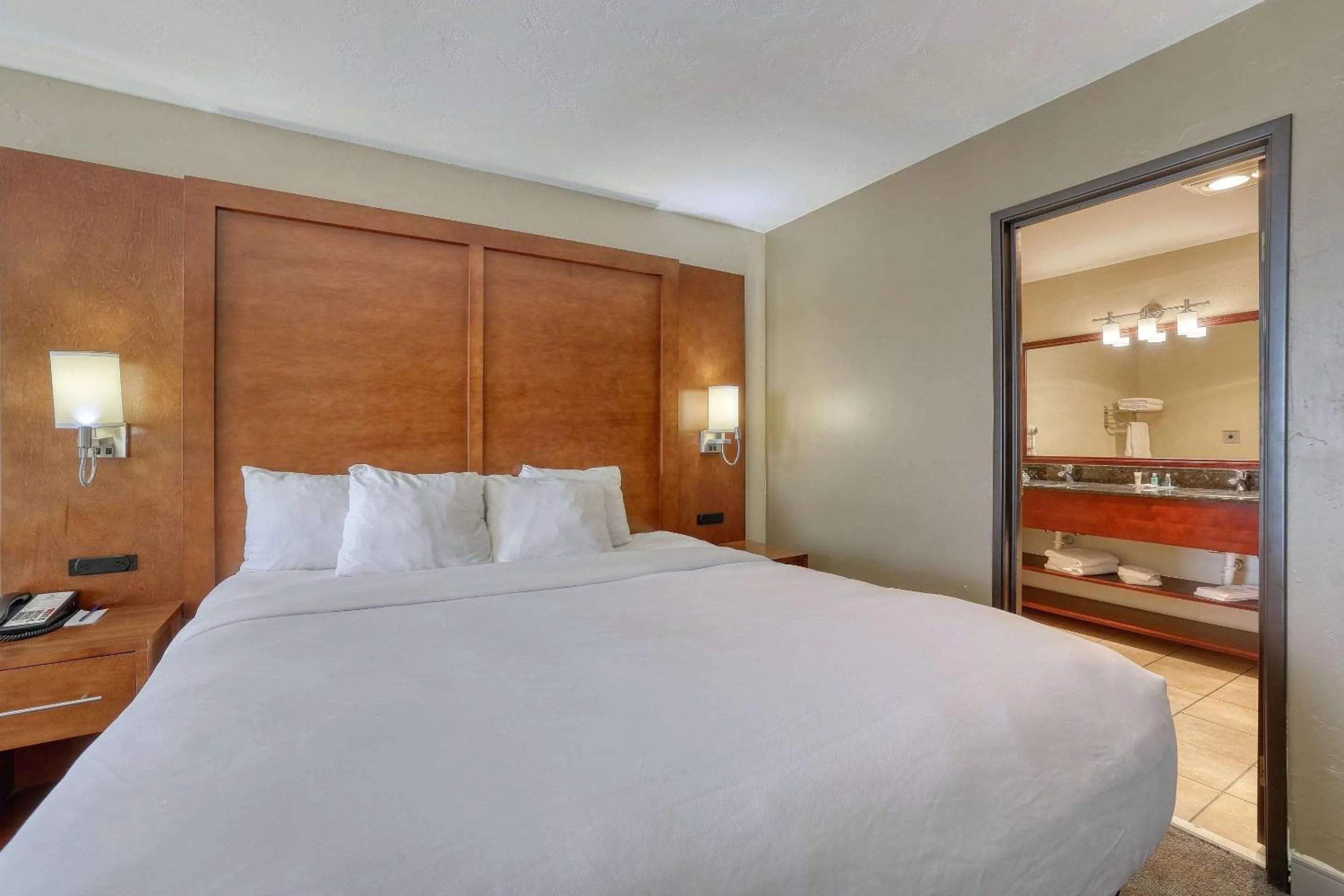 Bedroom, Bed in Comfort Suites Appleton Airport