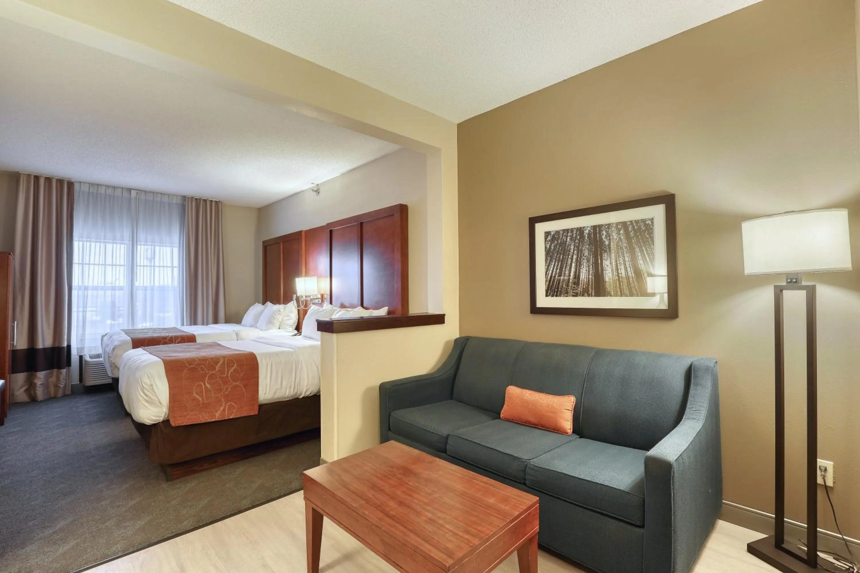 Bedroom, Bed in Comfort Suites Appleton Airport