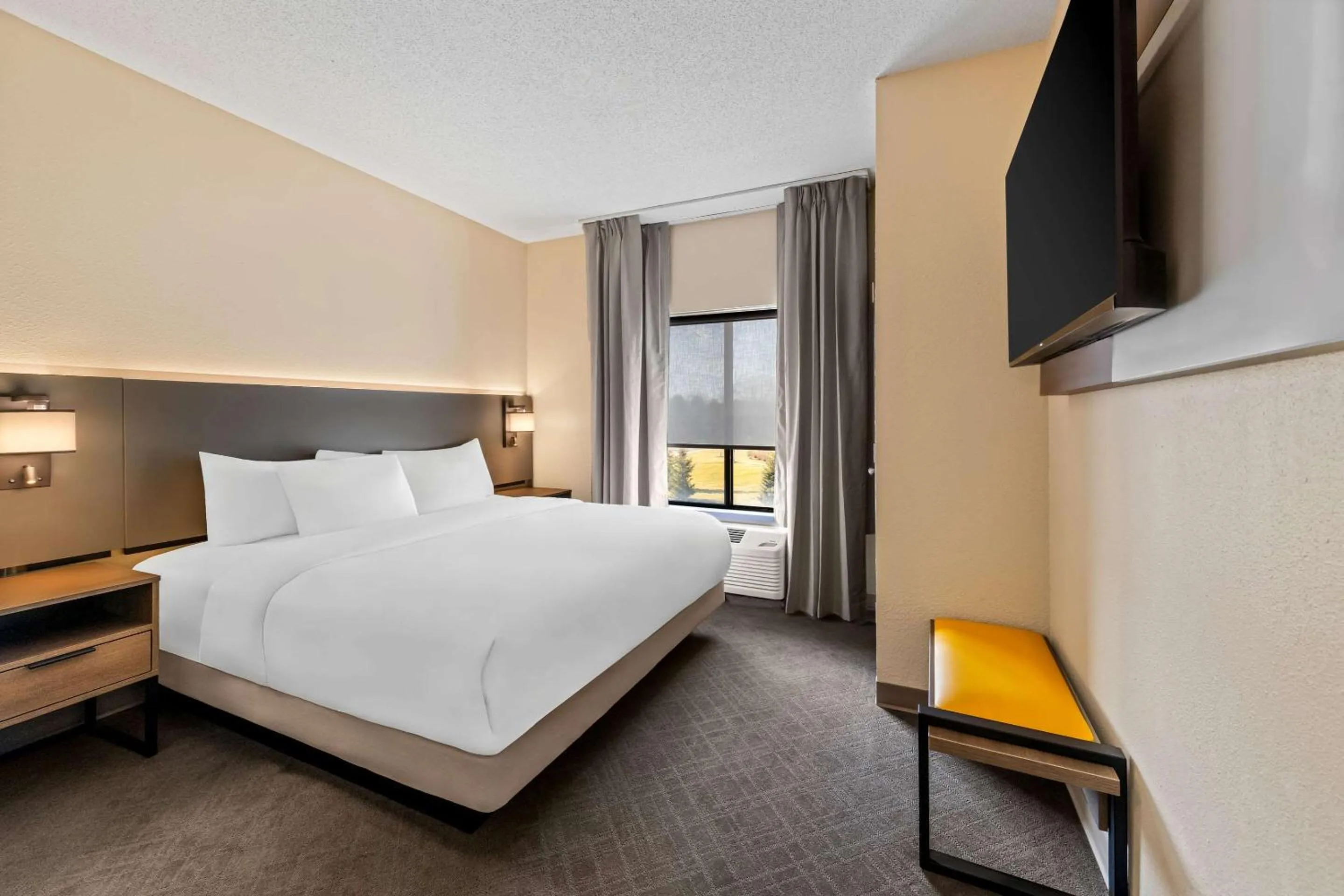 Bedroom, Bed in Comfort Suites Stevens Point