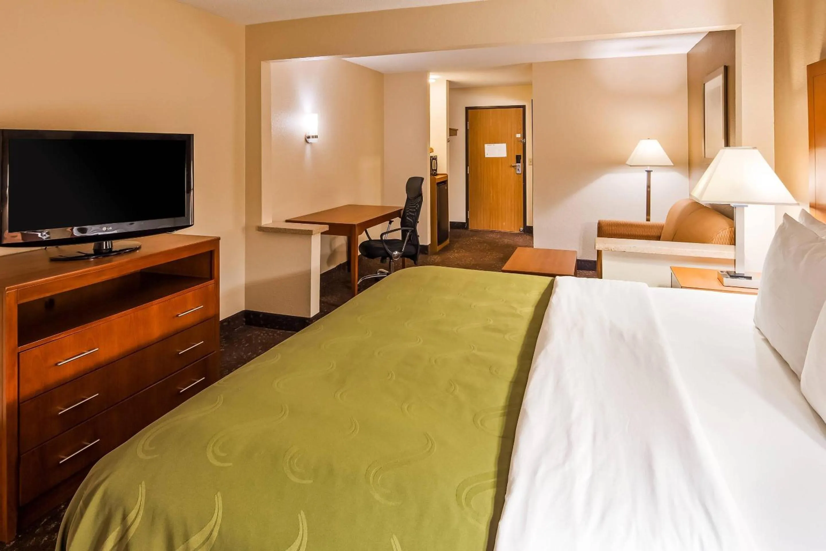 Bedroom, Bed in Quality Inn Tomah