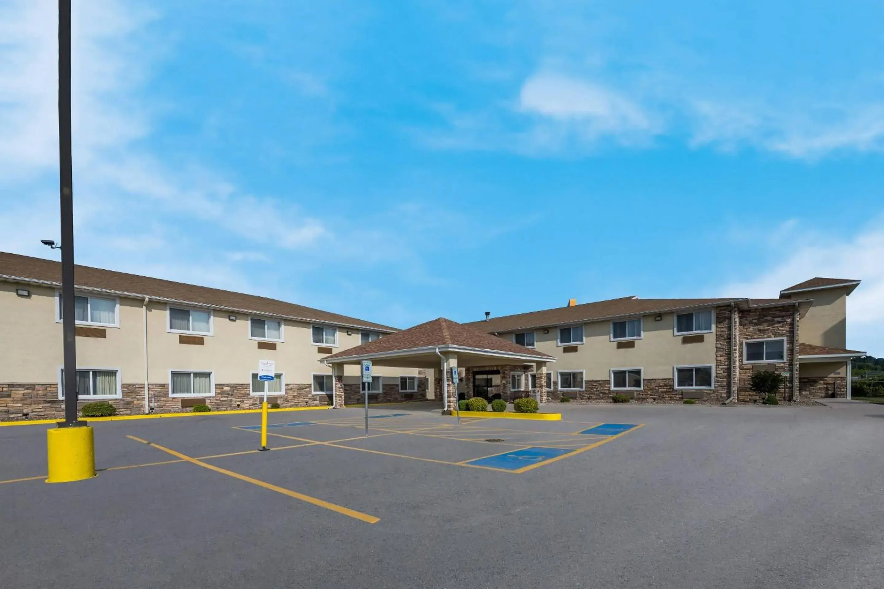 Property building in Comfort Inn Onalaska - La Crosse Area Property building in Comfort Inn Onalaska - La Crosse Area