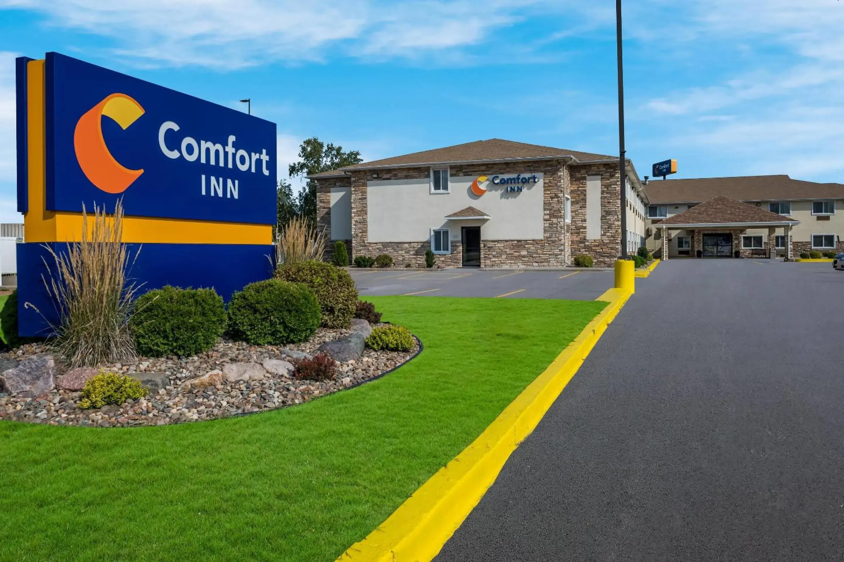Property building in Comfort Inn Onalaska - La Crosse Area Property building in Comfort Inn Onalaska - La Crosse Area