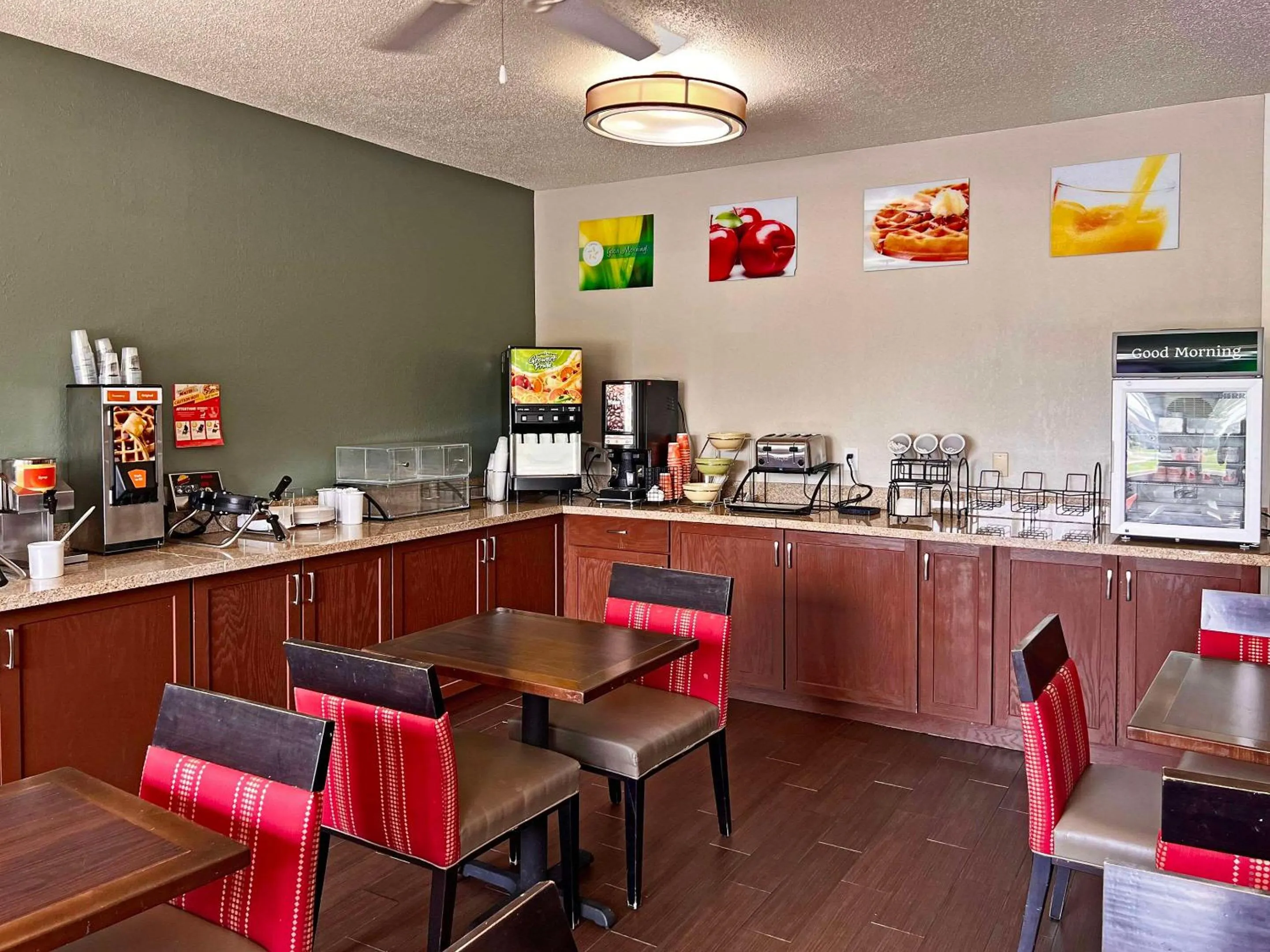 Breakfast in Quality Inn & Suites Green Bay - Ashwaubenon