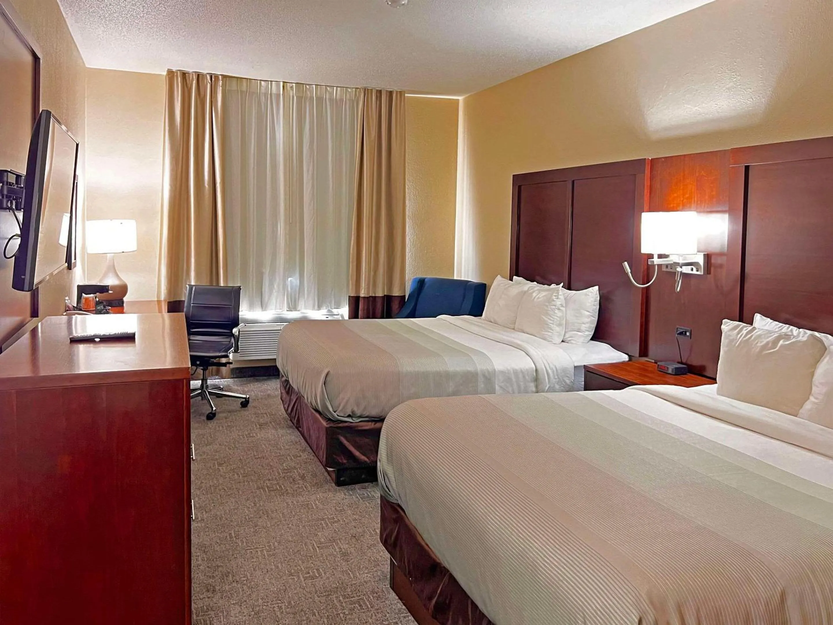 Bedroom, Bed in Quality Inn & Suites Green Bay - Ashwaubenon