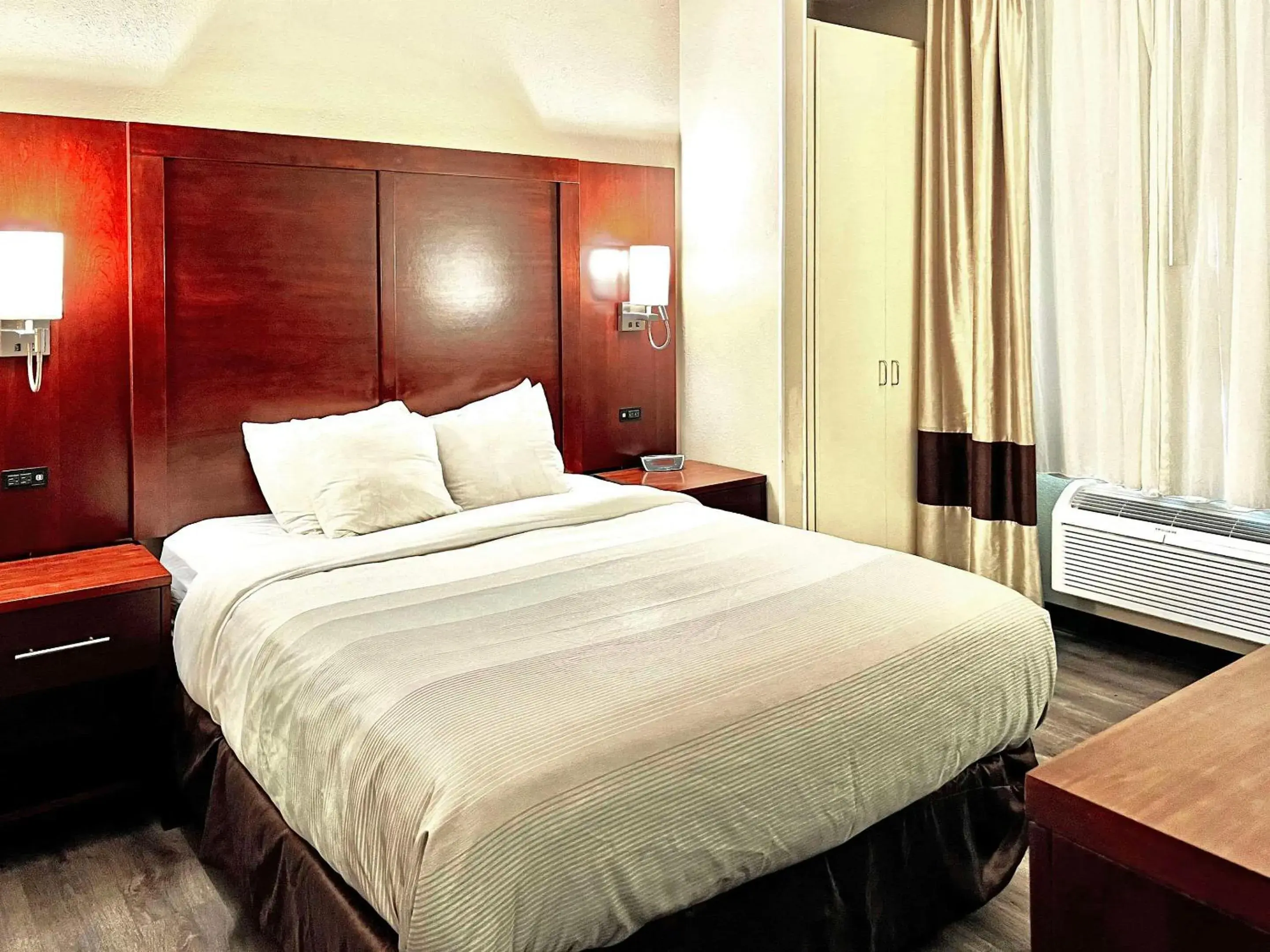 Bedroom, Bed in Quality Inn & Suites Green Bay - Ashwaubenon Bedroom, Bed in Quality Inn & Suites Green Bay - Ashwaubenon