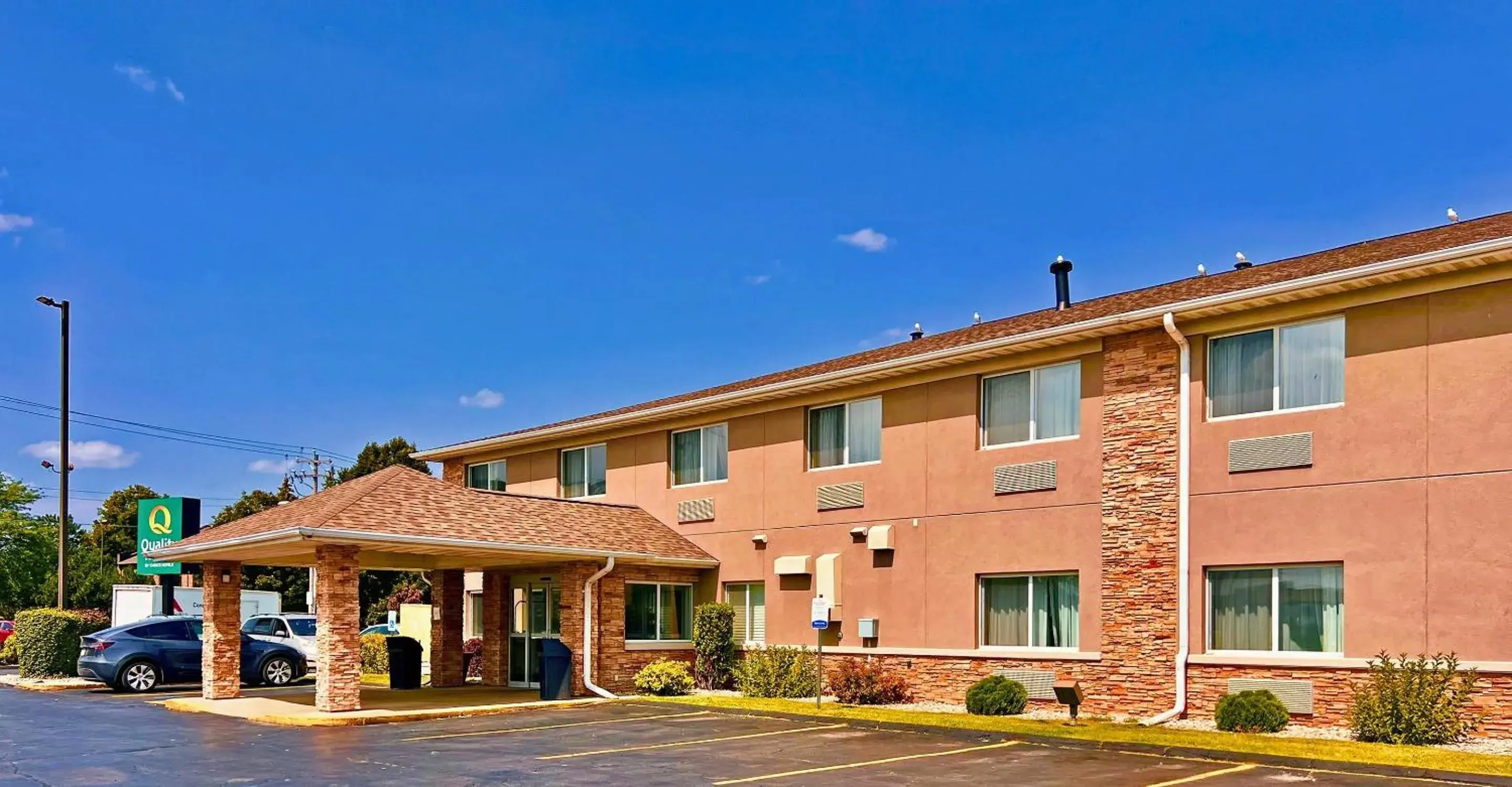 Property building in Quality Inn & Suites Green Bay - Ashwaubenon Property building in Quality Inn & Suites Green Bay - Ashwaubenon