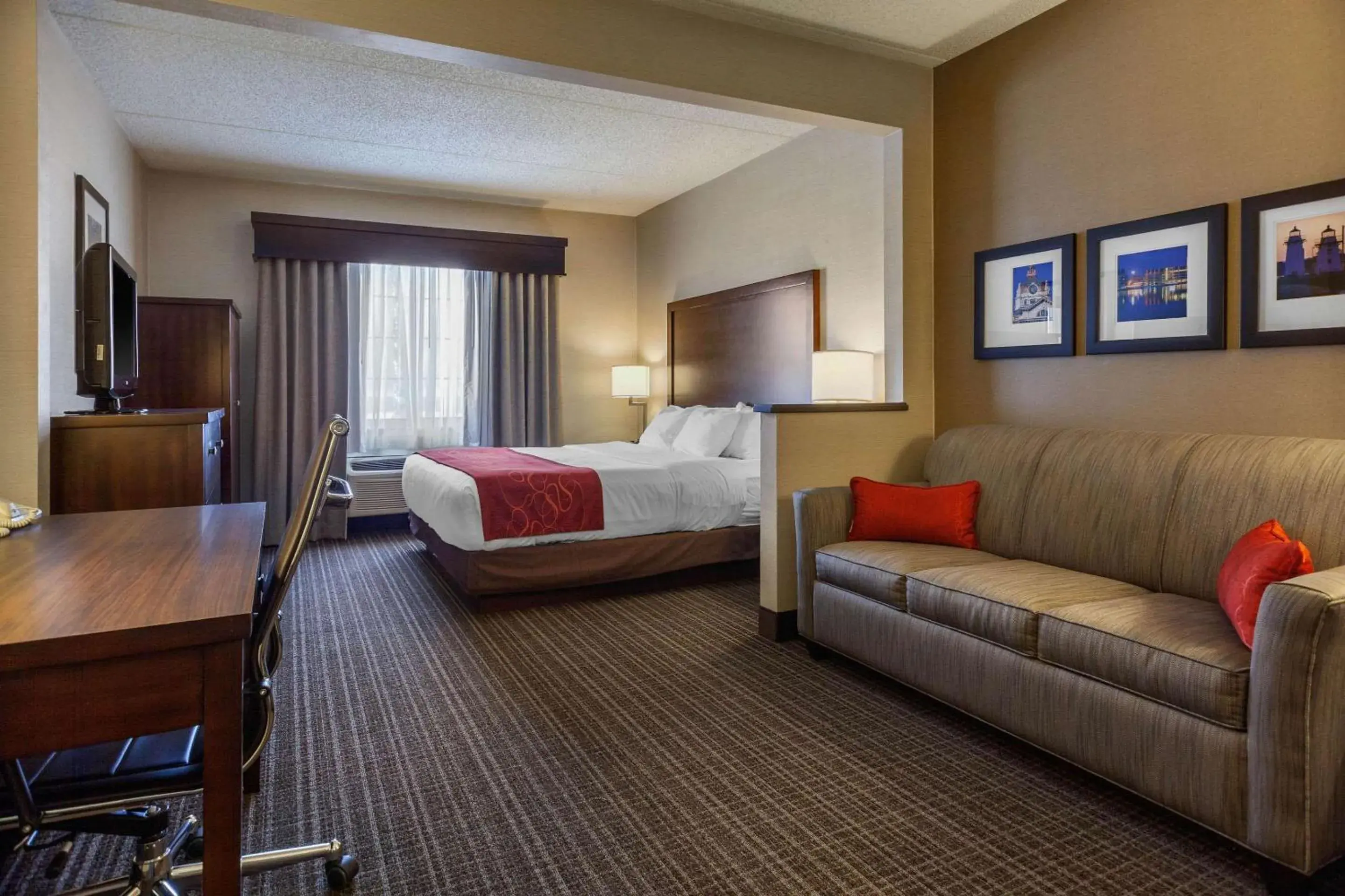 Photo of the whole room, Bed in Comfort Suites Green Bay West Photo of the whole room, Bed in Comfort Suites Green Bay West