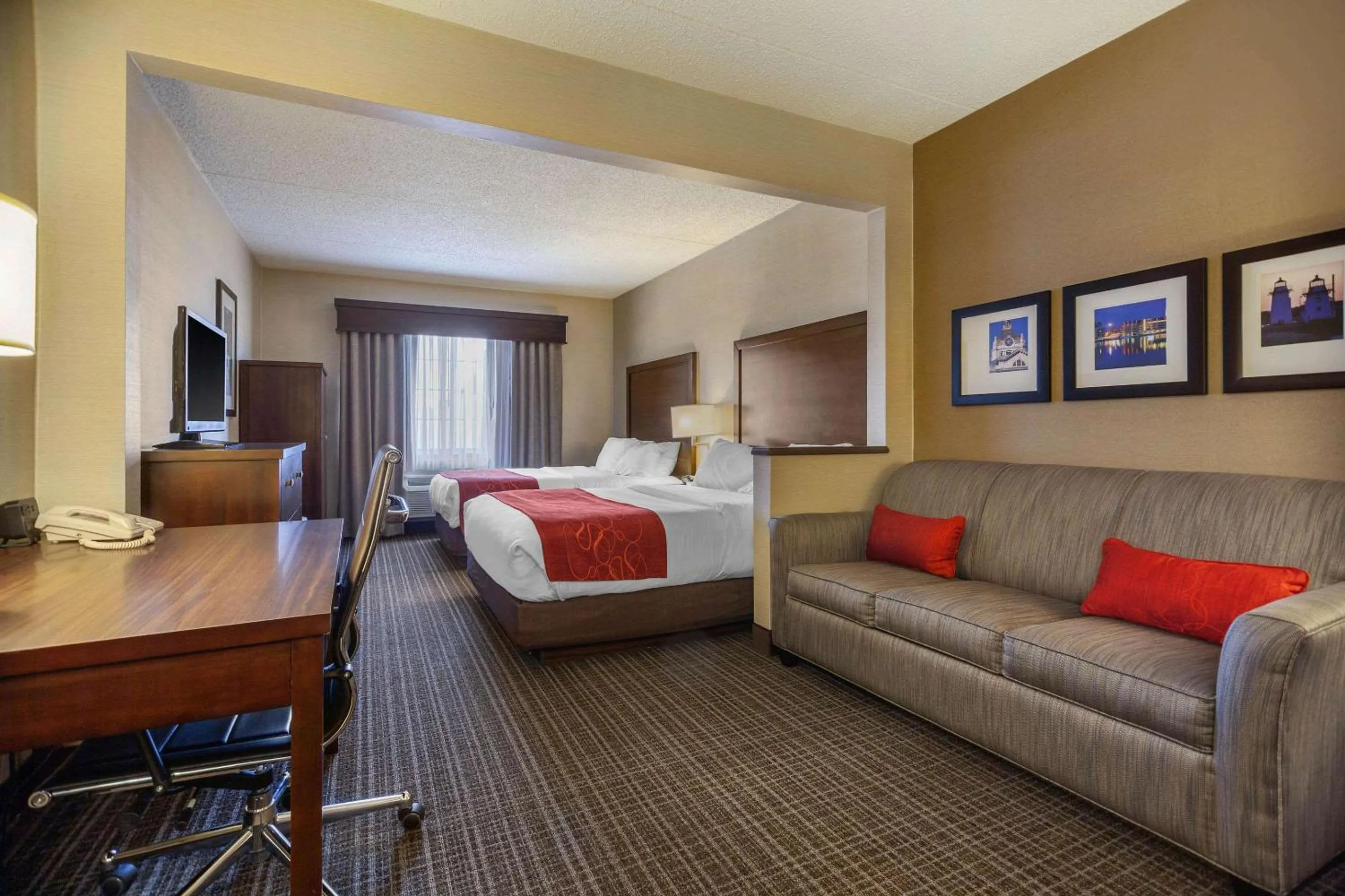 Photo of the whole room, Bed in Comfort Suites Green Bay West