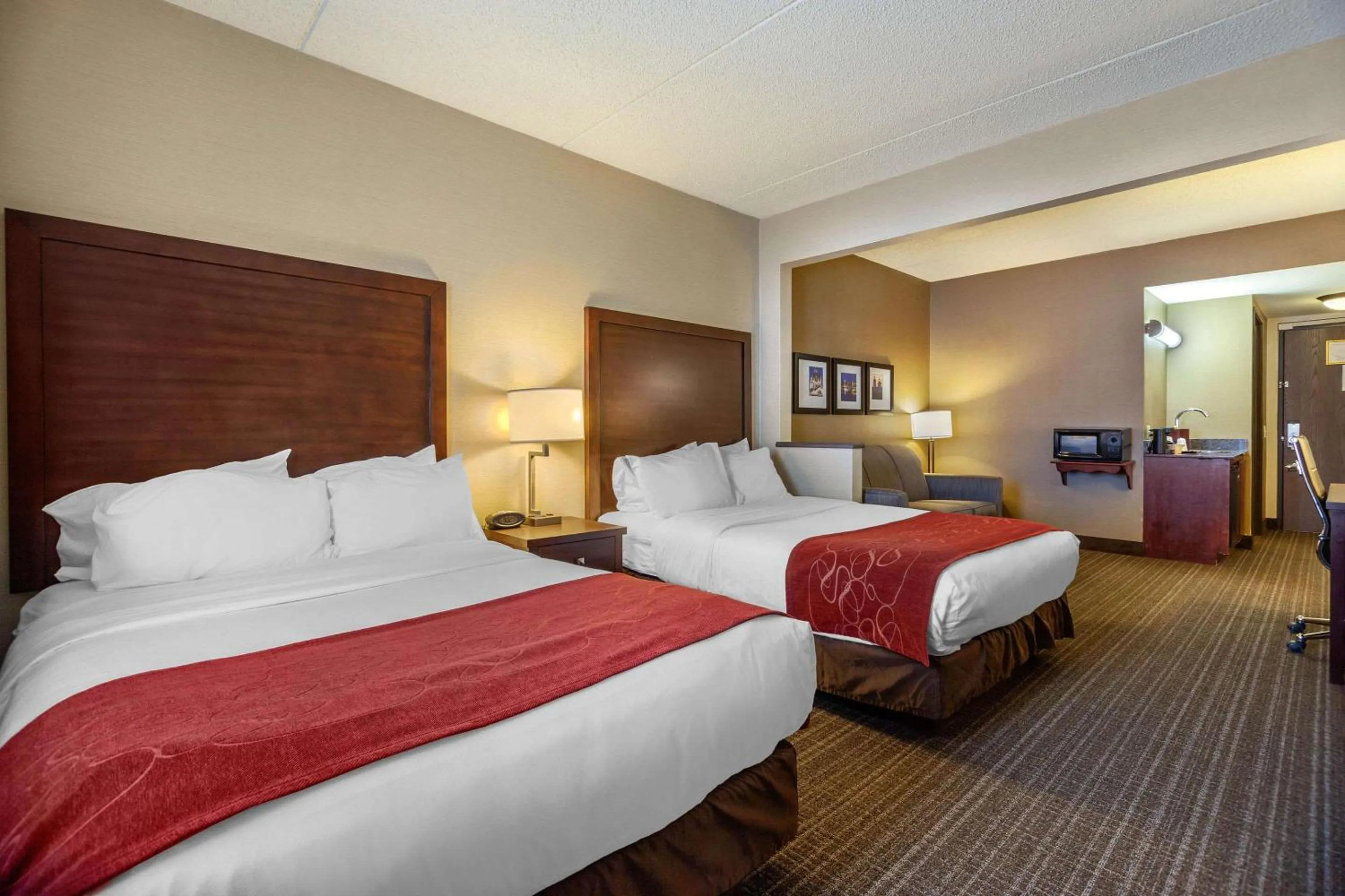 Photo of the whole room, Bed in Comfort Suites Green Bay West