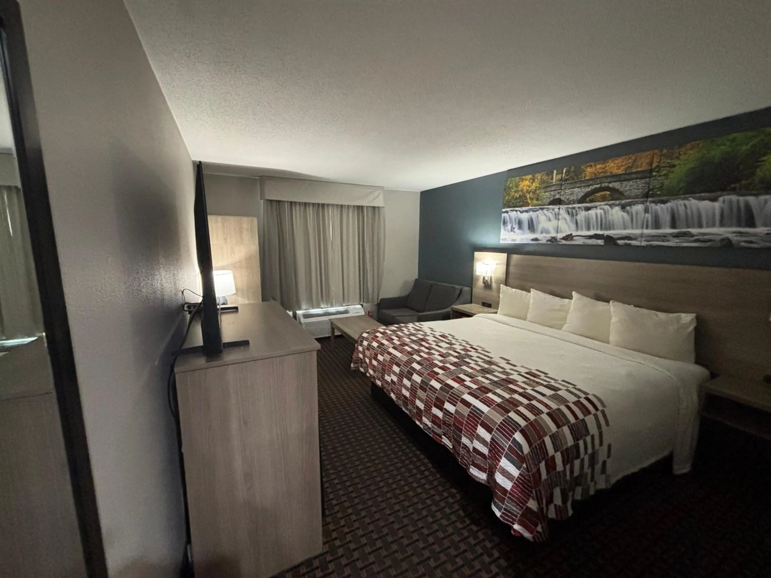 Bedroom, Bed in Red Roof Inn & Suites Tomah