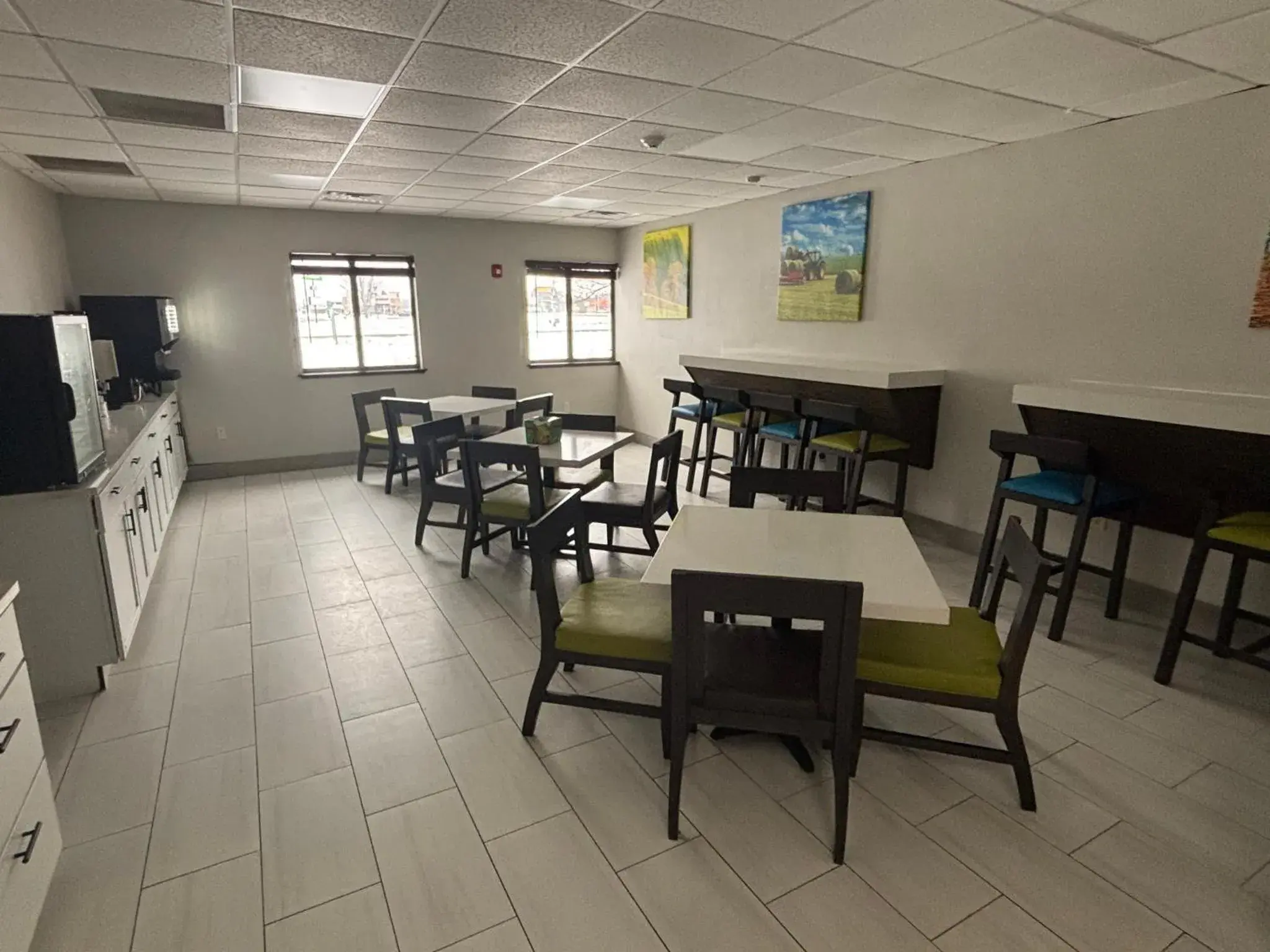 Breakfast in Red Roof Inn & Suites Tomah Breakfast in Red Roof Inn & Suites Tomah