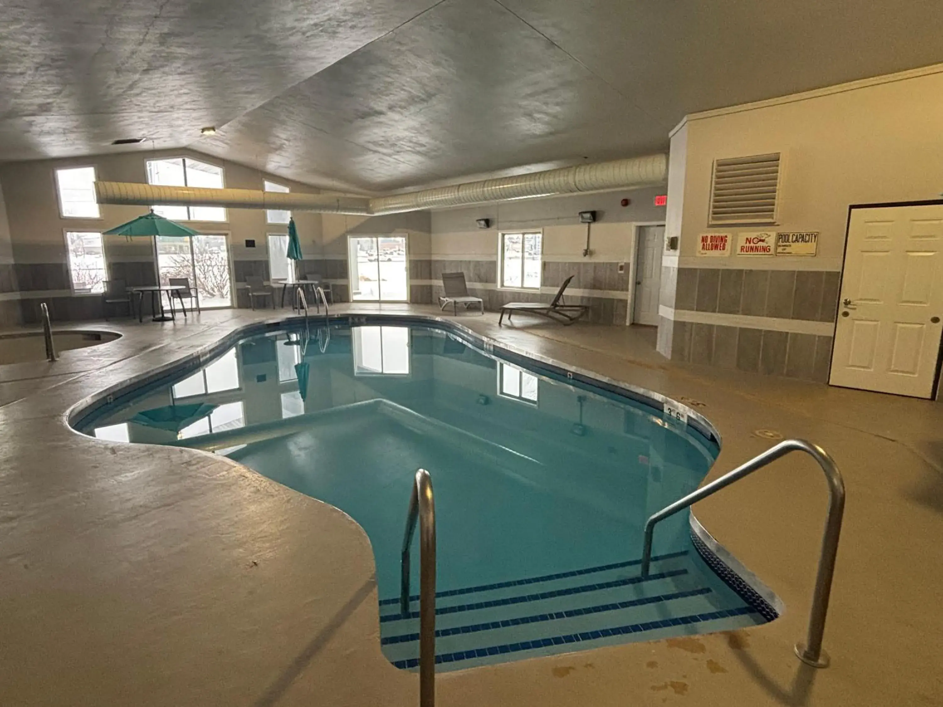 Swimming pool in Red Roof Inn & Suites Tomah Swimming pool in Red Roof Inn & Suites Tomah