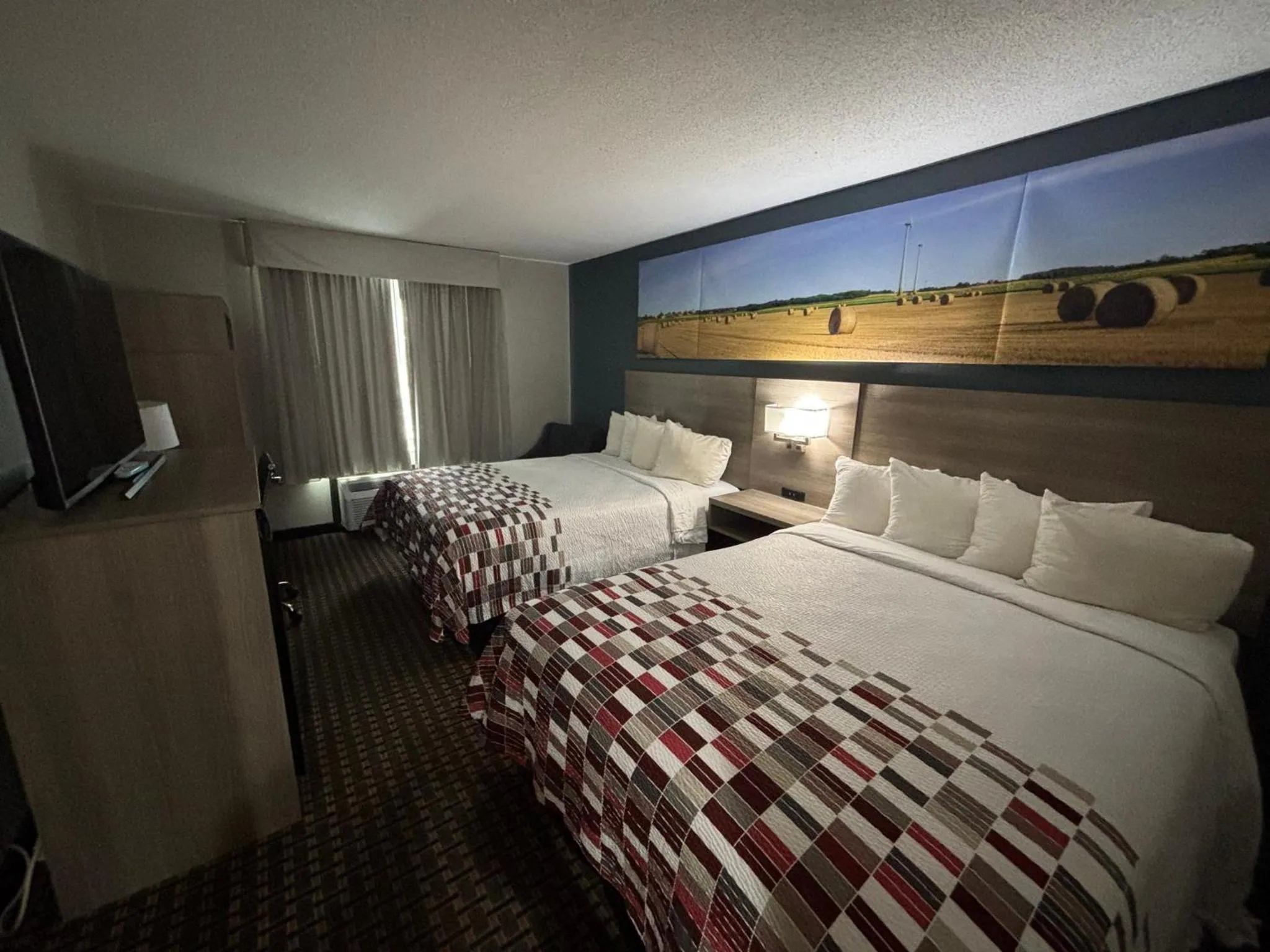 Photo of the whole room, Bed in Red Roof Inn & Suites Tomah