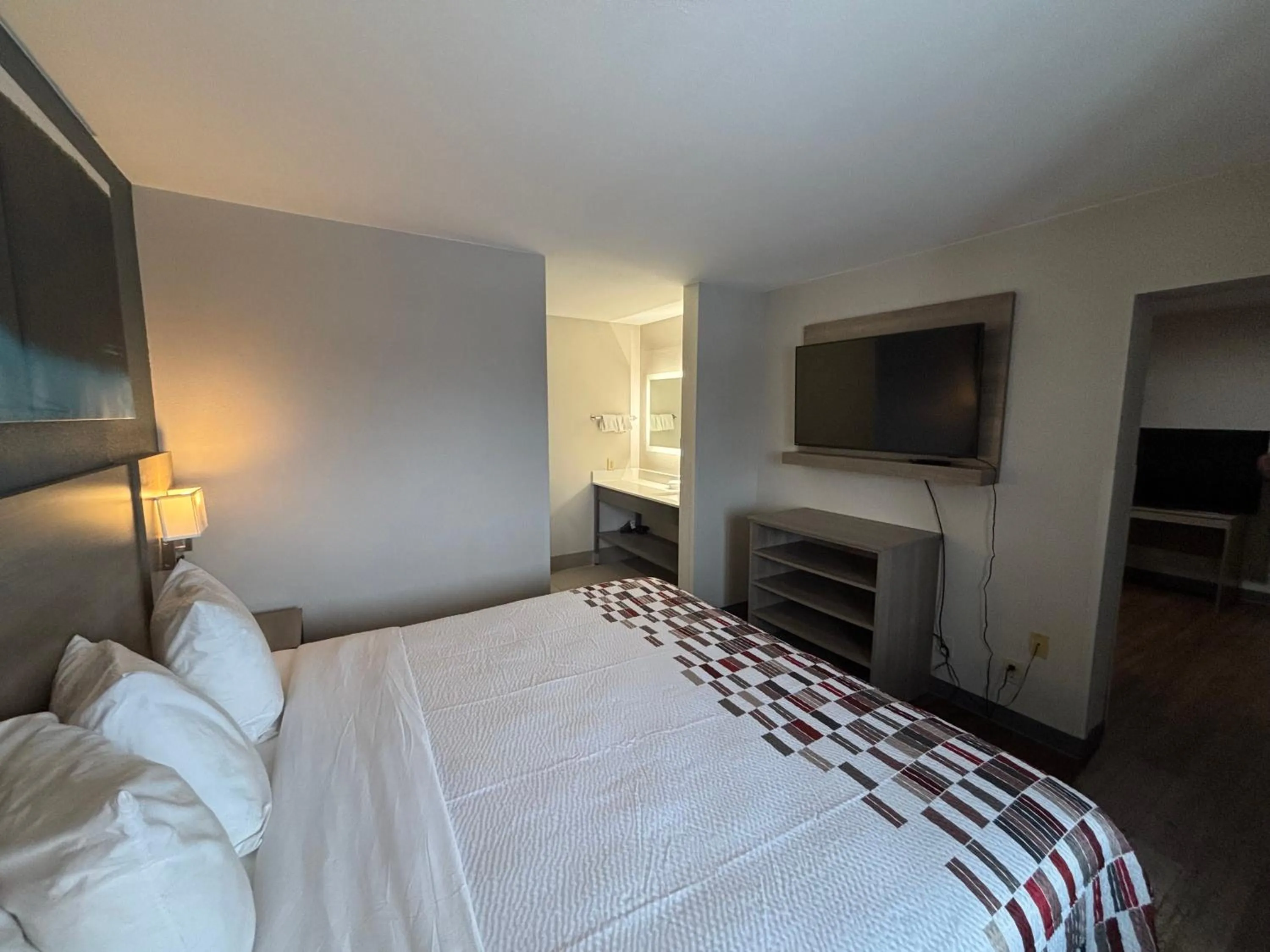 Bedroom, Bed in Red Roof Inn & Suites Tomah