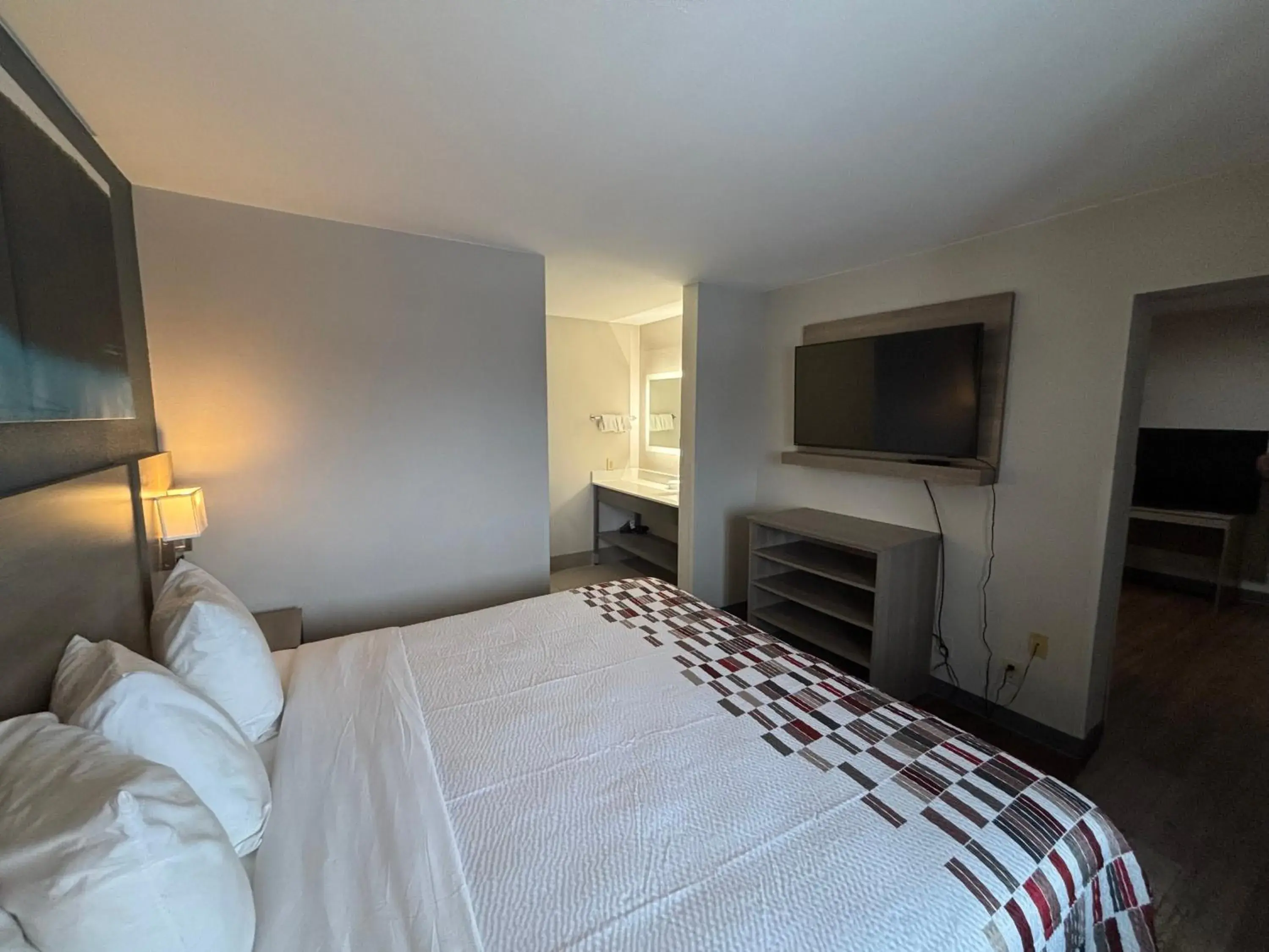 Bedroom, Bed in Red Roof Inn & Suites Tomah Bedroom, Bed in Red Roof Inn & Suites Tomah