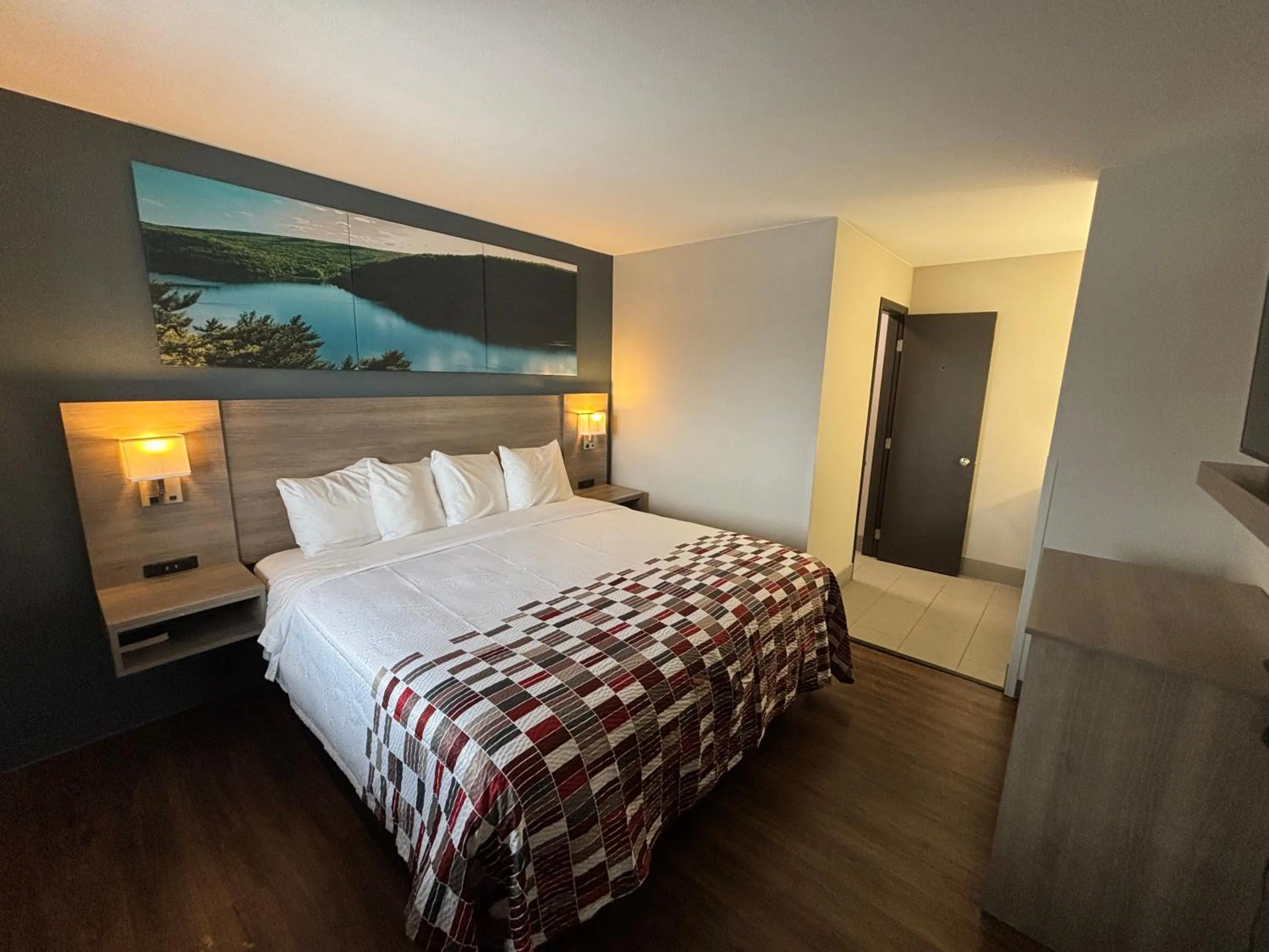 Bedroom, Bed in Red Roof Inn & Suites Tomah