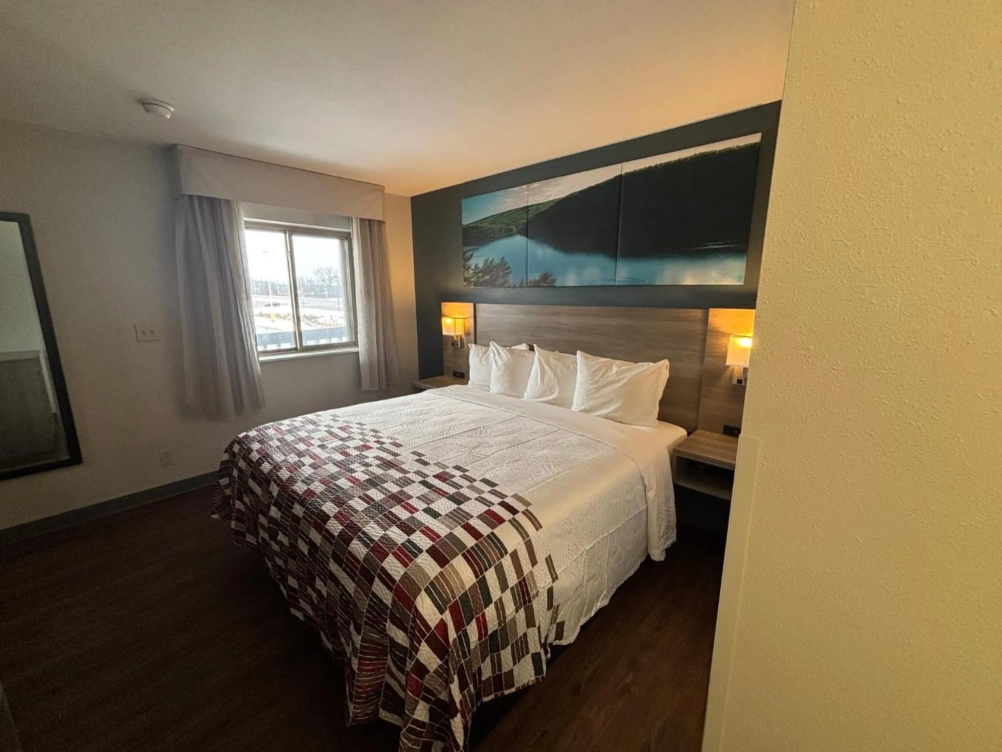 Photo of the whole room, Bed in Red Roof Inn & Suites Tomah