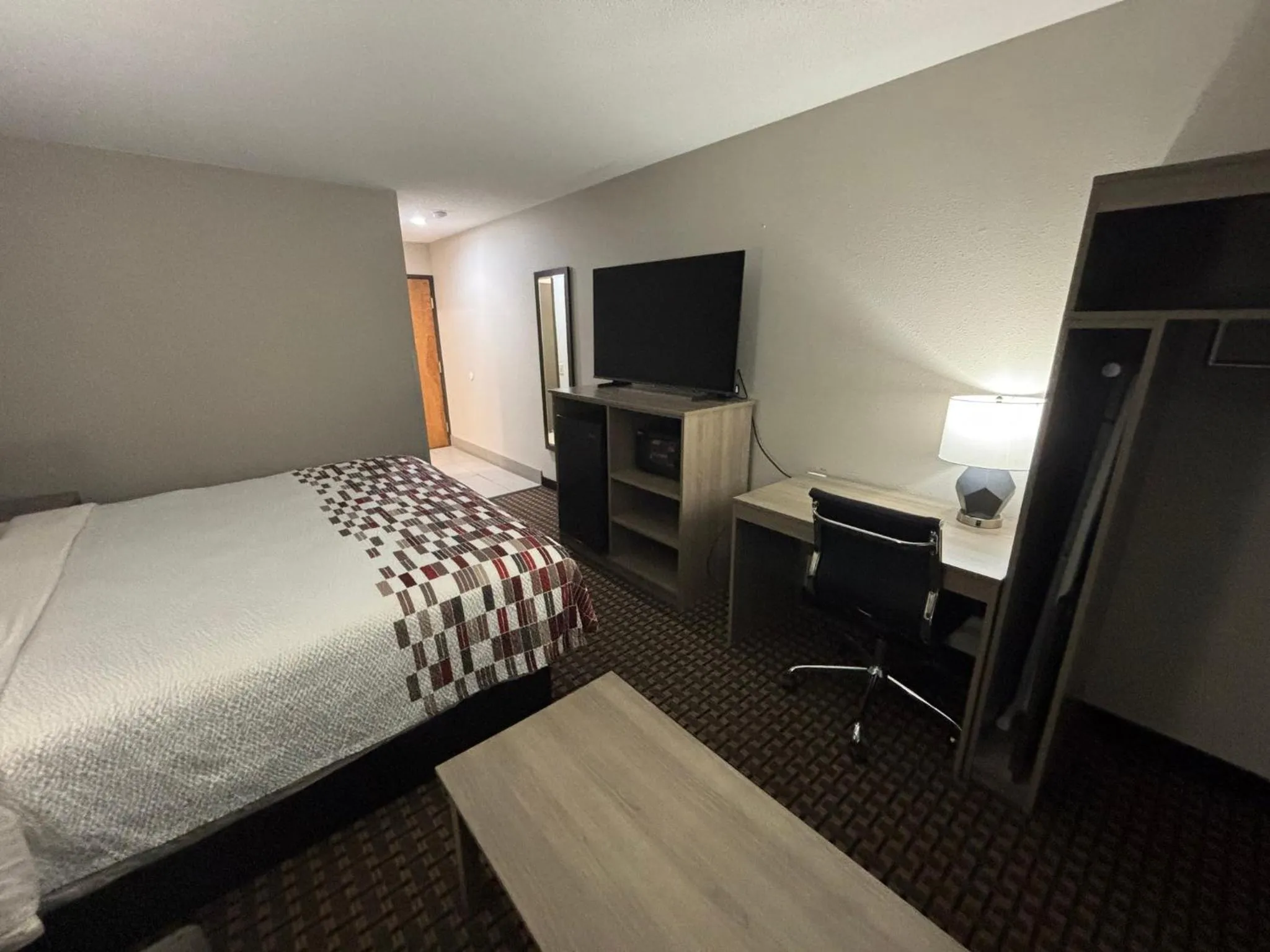 Photo of the whole room, Bed in Red Roof Inn & Suites Tomah