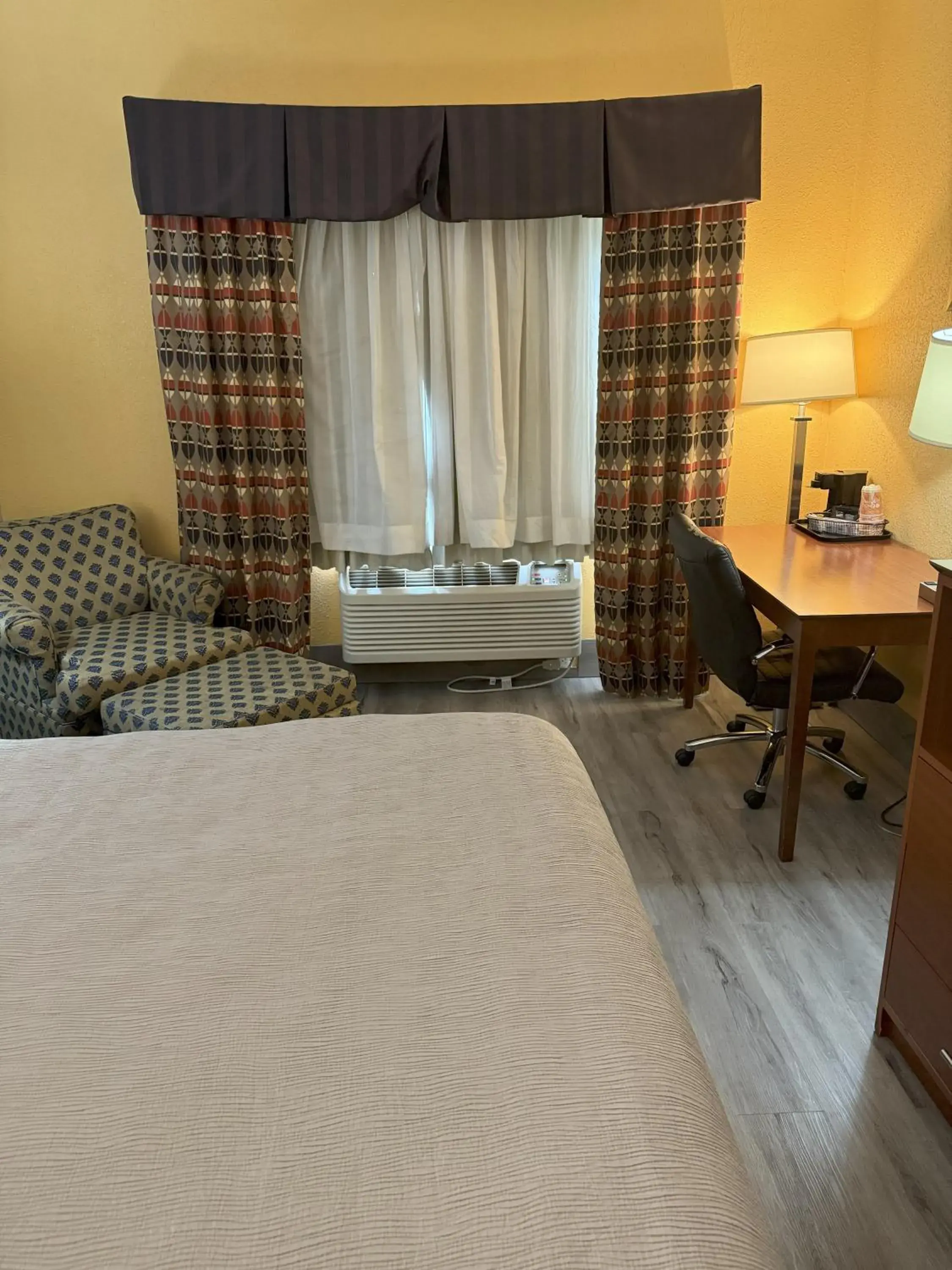 Bed in Quality Inn Manitowoc Bed in Quality Inn Manitowoc