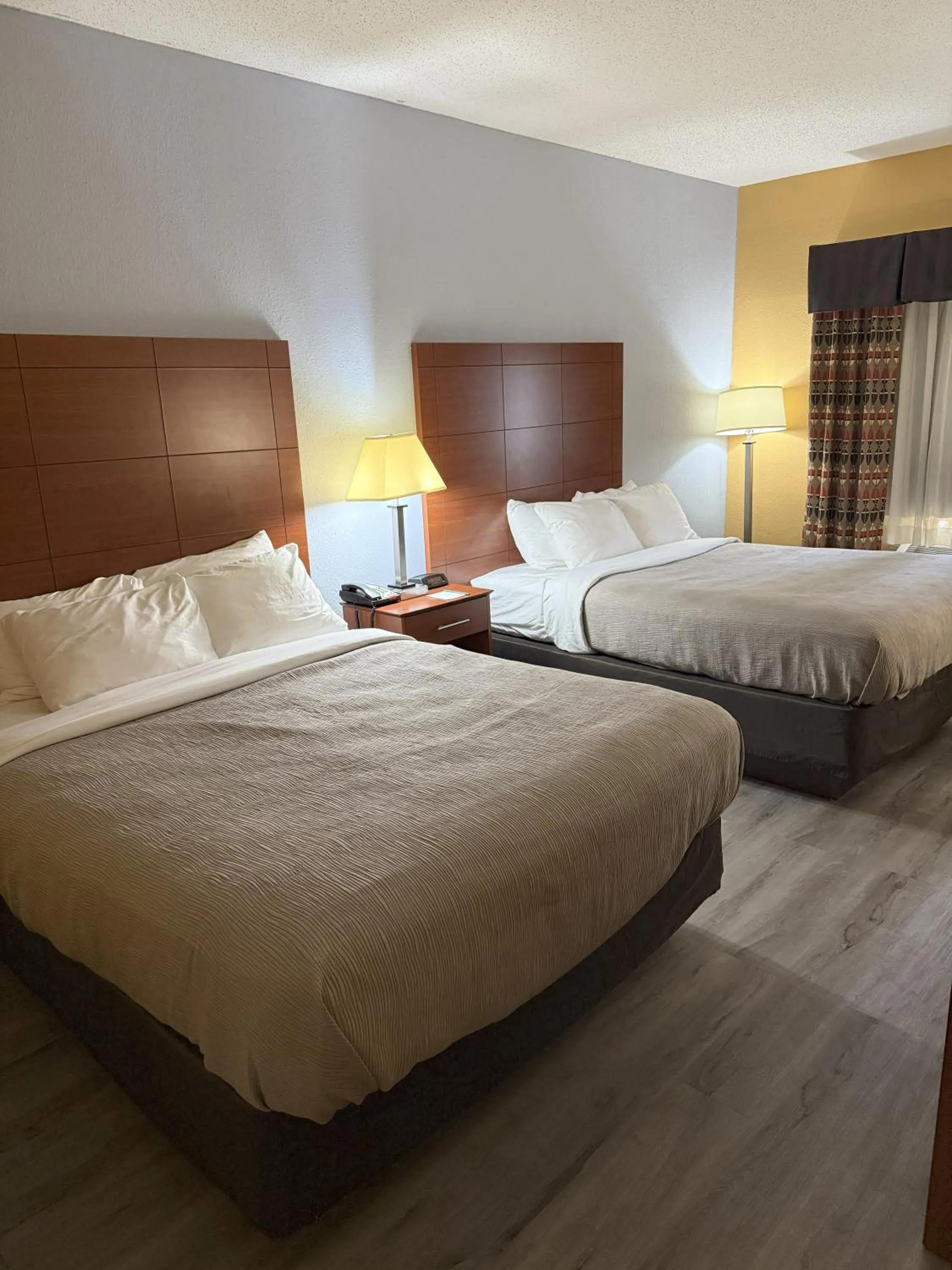 Bed in Quality Inn Manitowoc