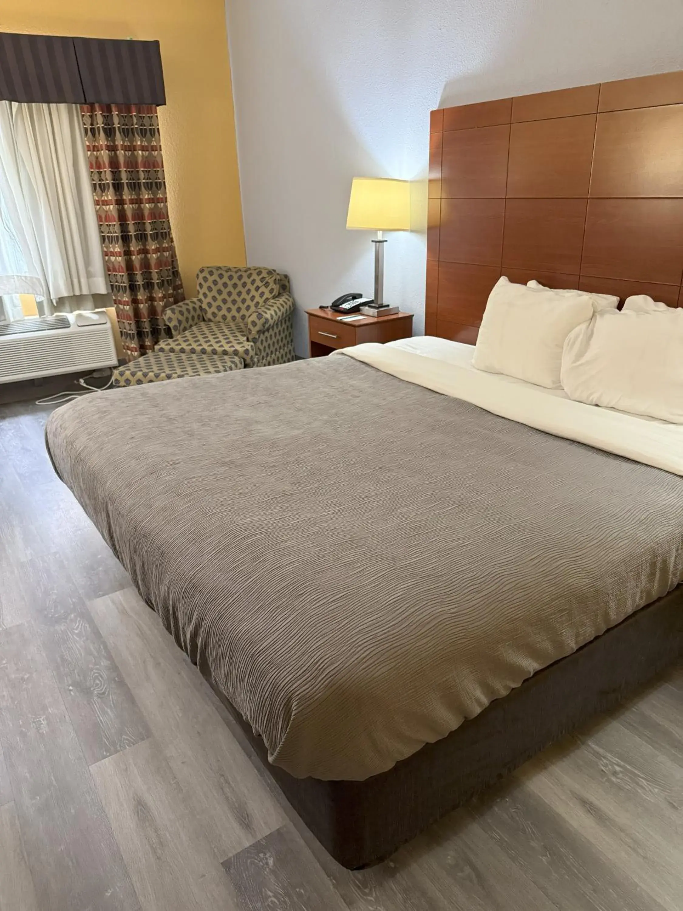 Bed in Quality Inn Manitowoc Bed in Quality Inn Manitowoc