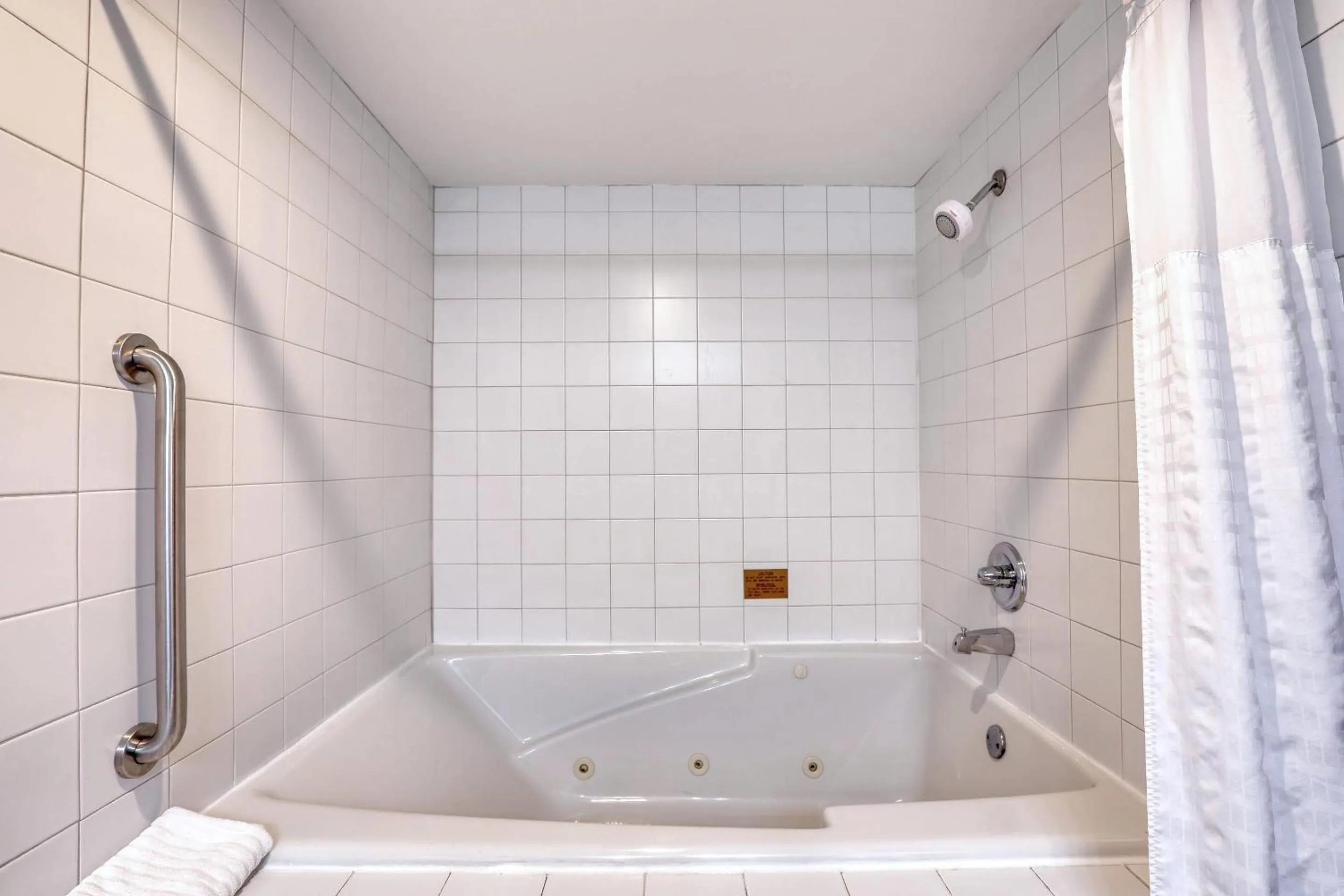 Bedroom in Comfort Suites Madison West - Middleton