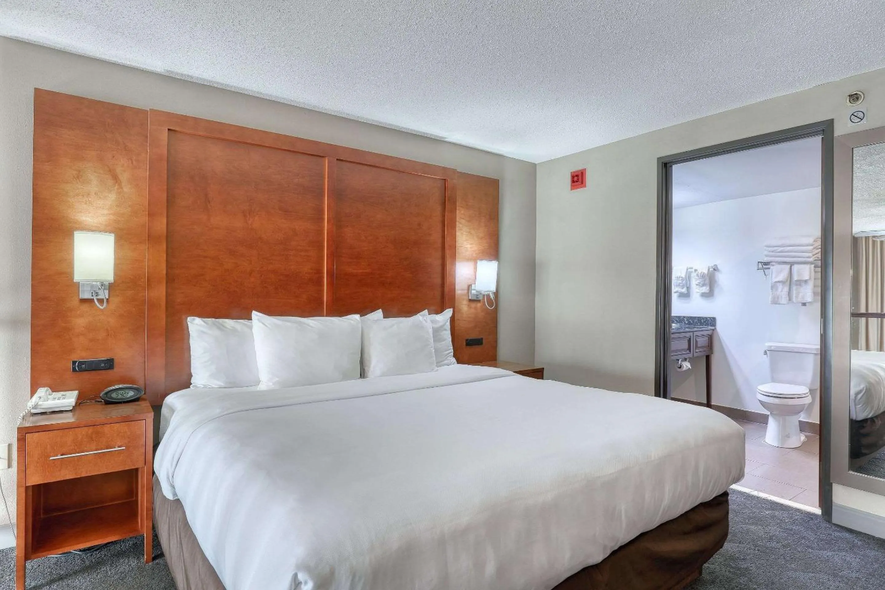 Bedroom, Bed in Comfort Suites Madison West - Middleton