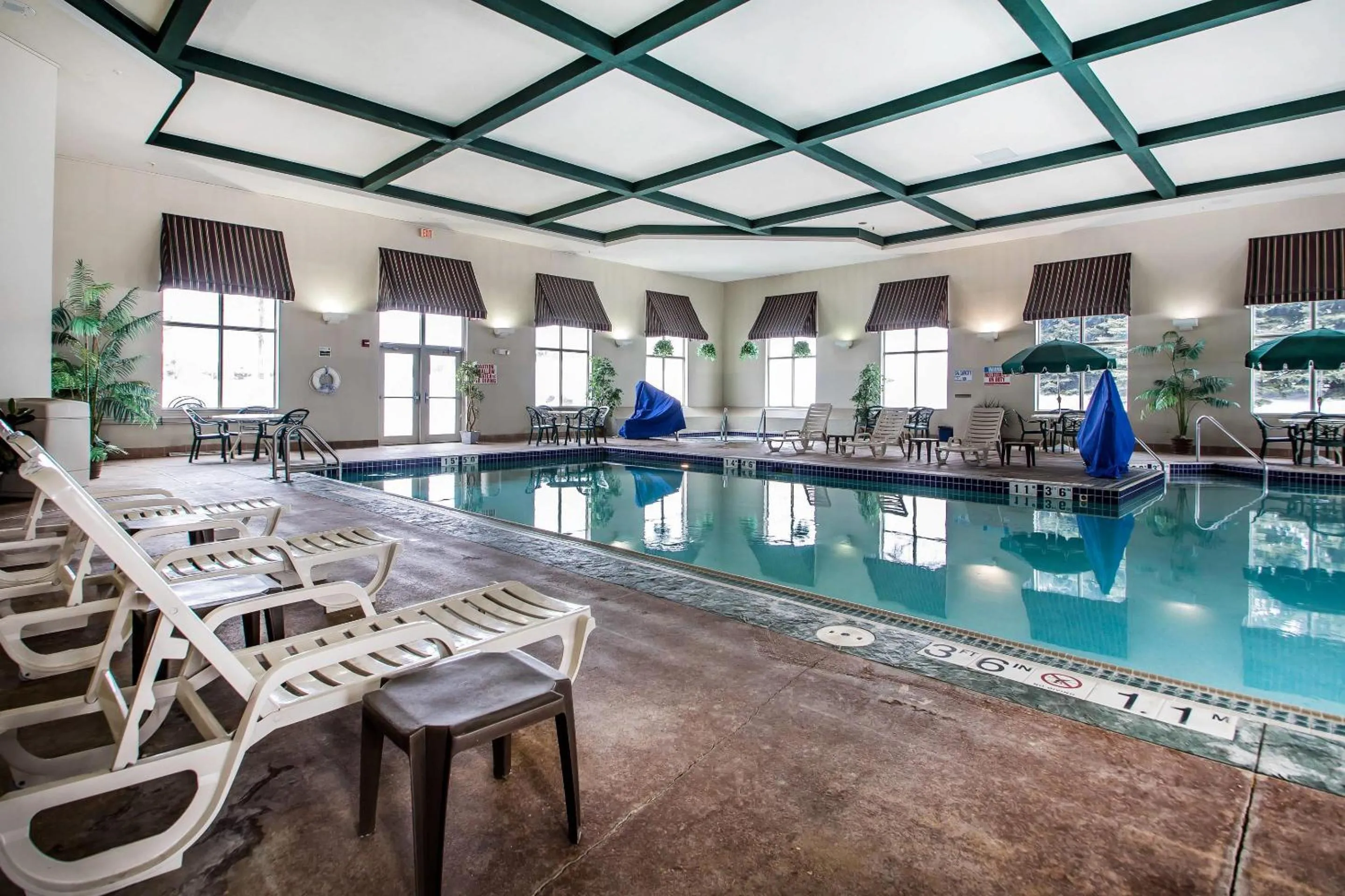 Swimming pool in Comfort Suites Madison West - Middleton