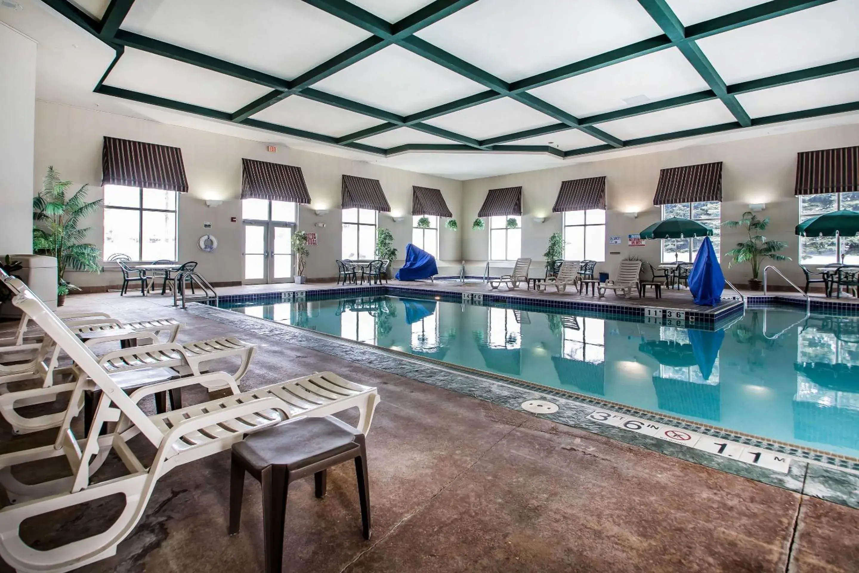 Swimming pool in Comfort Suites Madison West - Middleton Swimming pool in Comfort Suites Madison West - Middleton