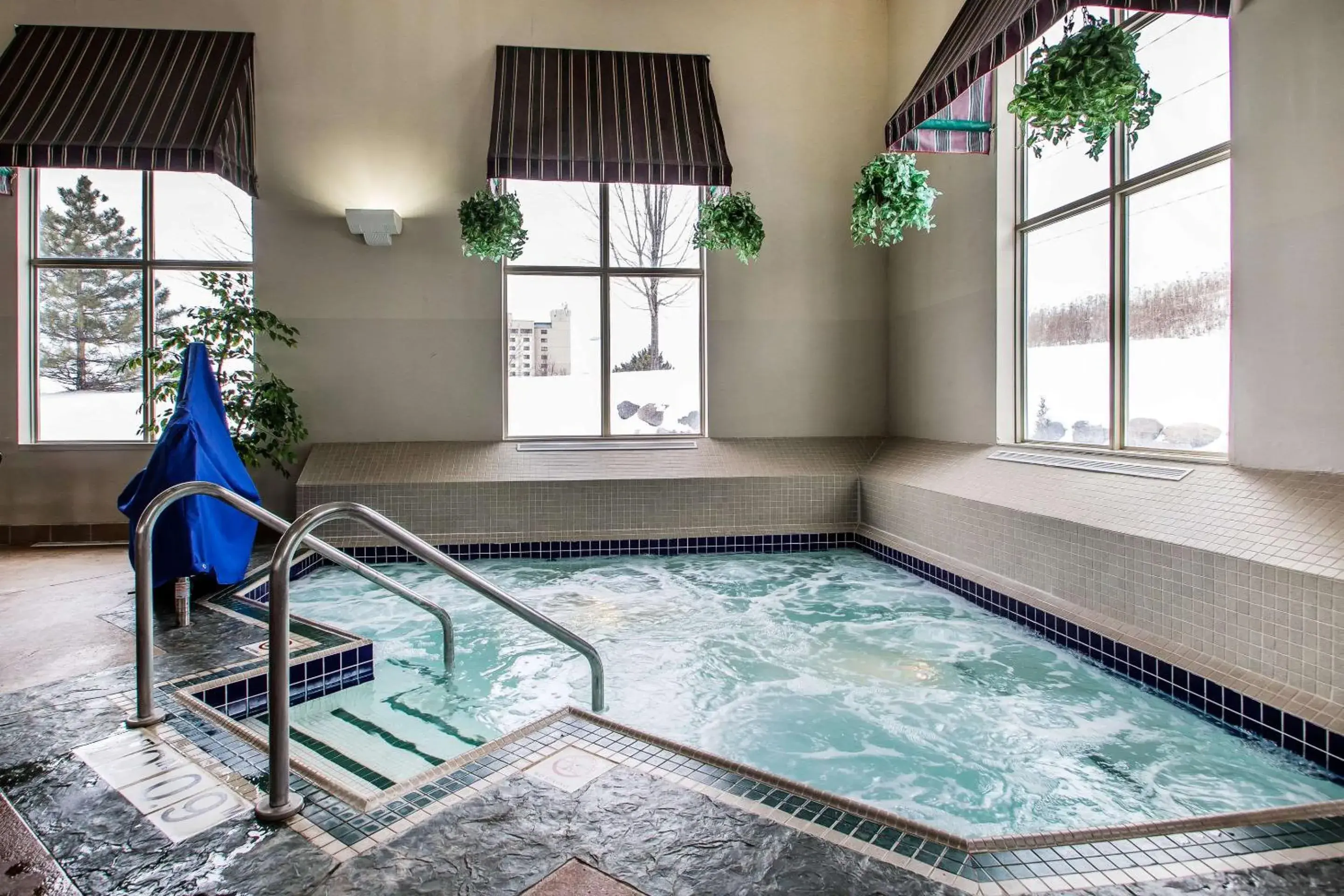 Swimming pool in Comfort Suites Madison West - Middleton Swimming pool in Comfort Suites Madison West - Middleton