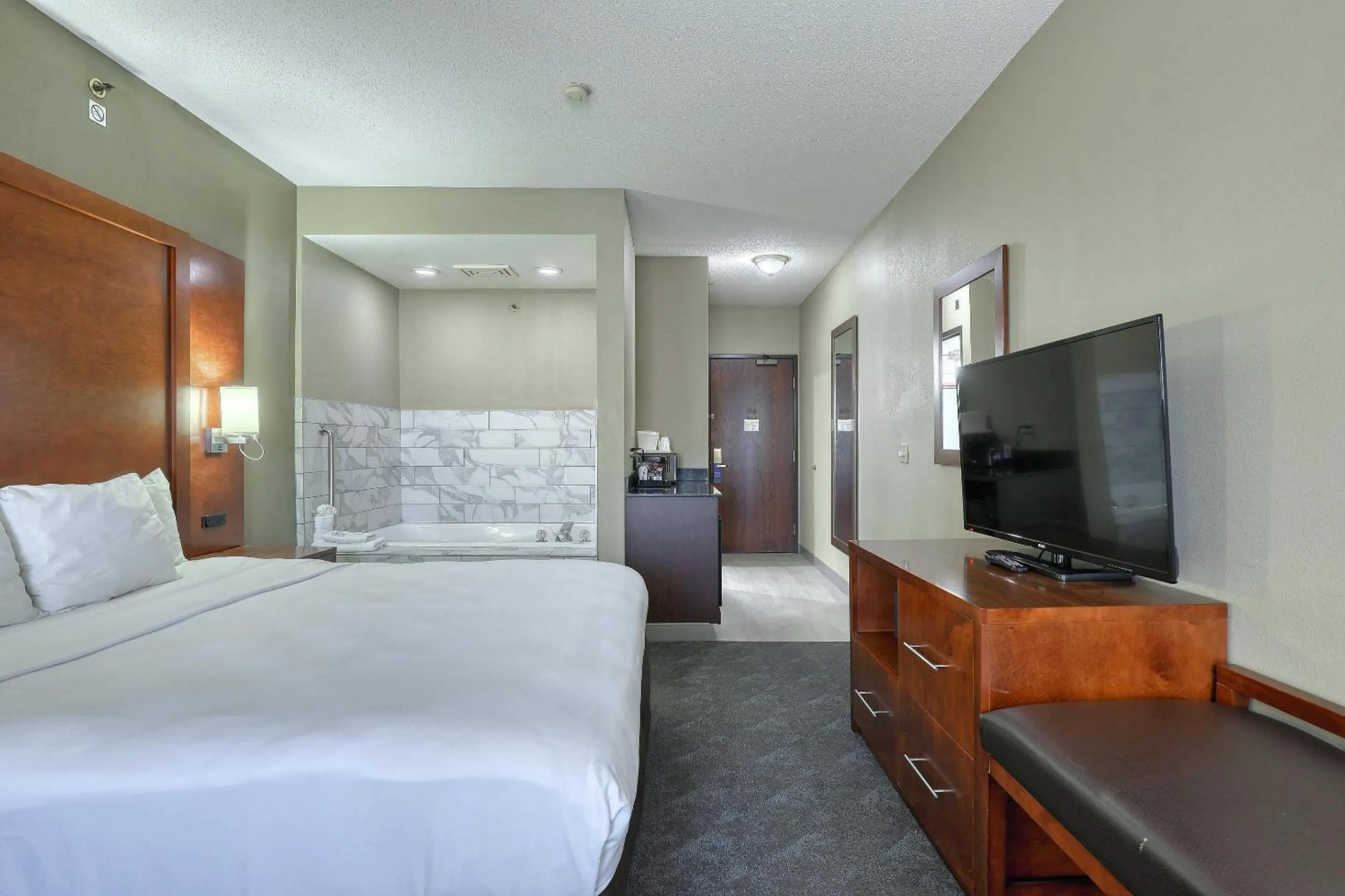 Bedroom, Bed in Comfort Suites Madison West - Middleton