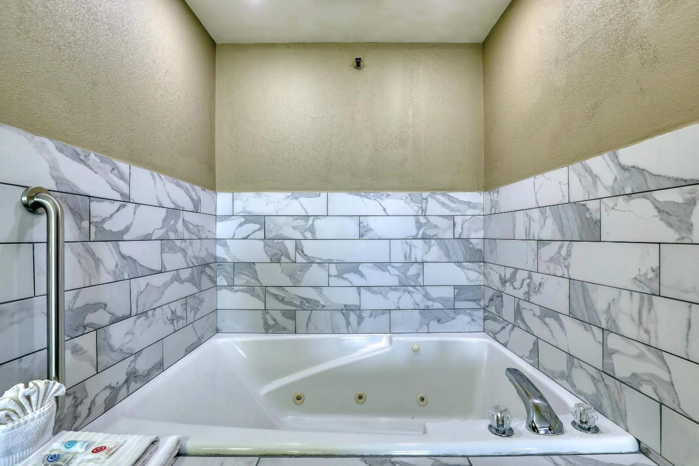 Bedroom in Comfort Suites Madison West - Middleton