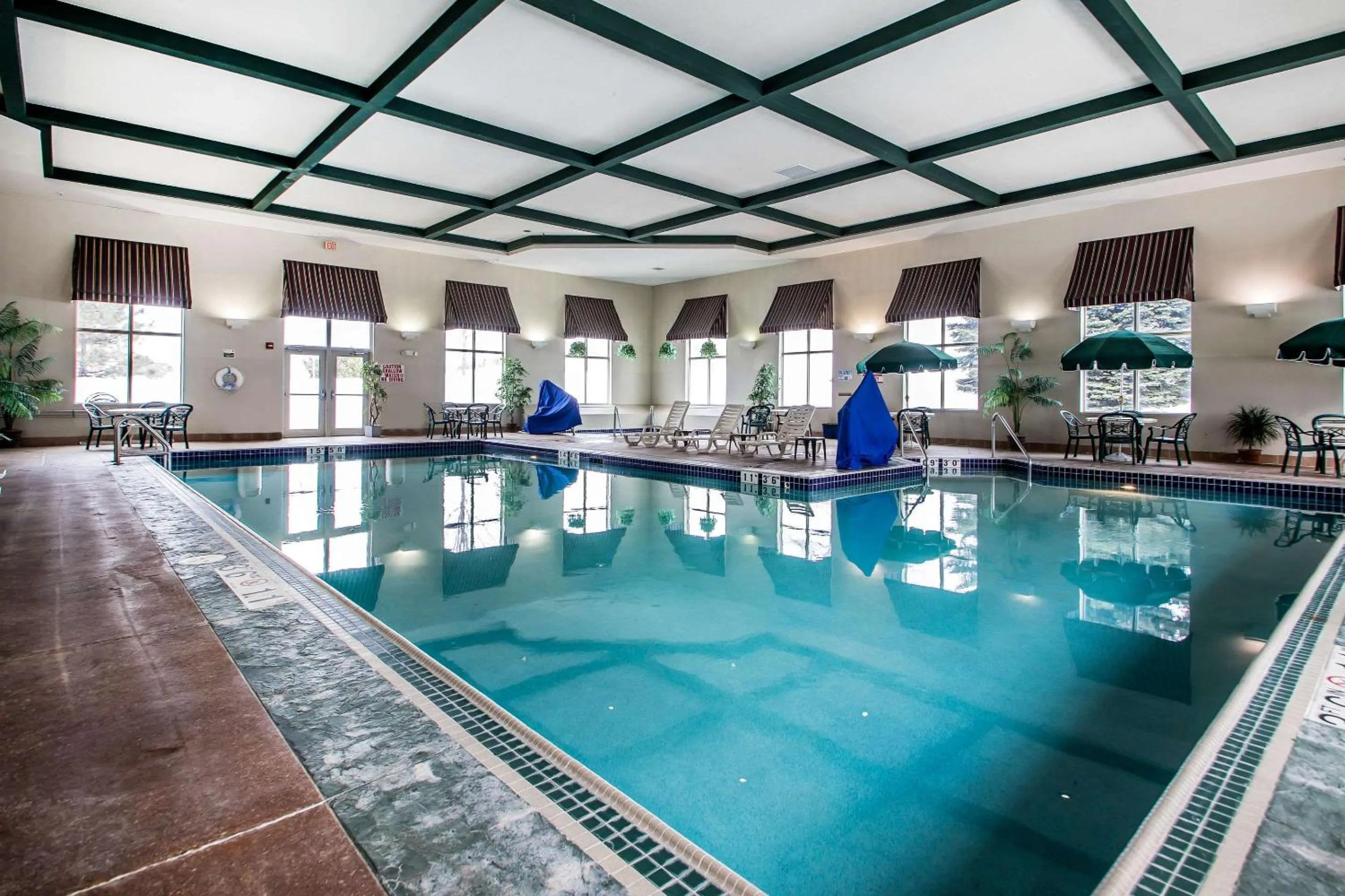 Swimming pool in Comfort Suites Madison West - Middleton