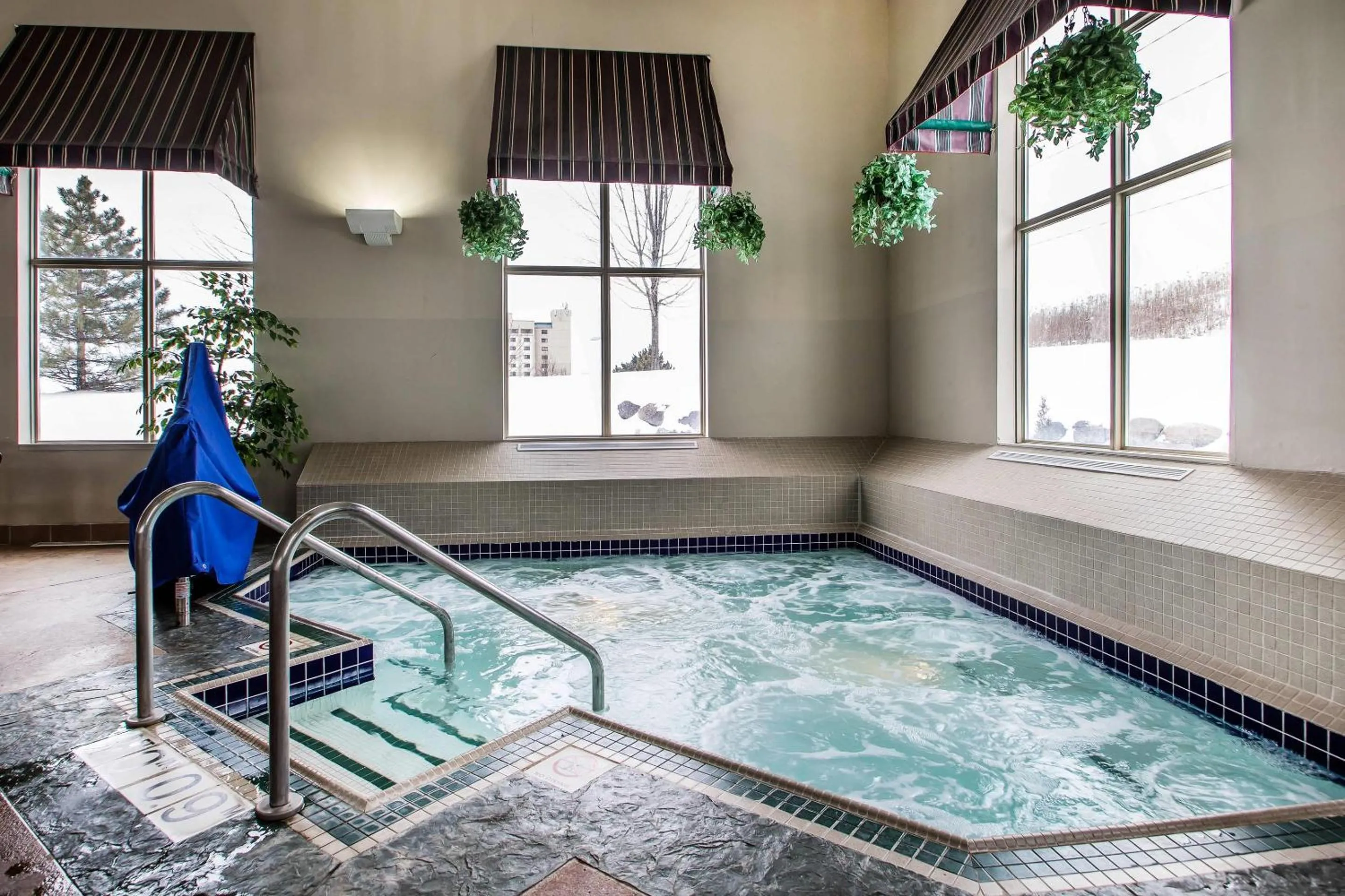 Swimming pool in Comfort Suites Madison West - Middleton