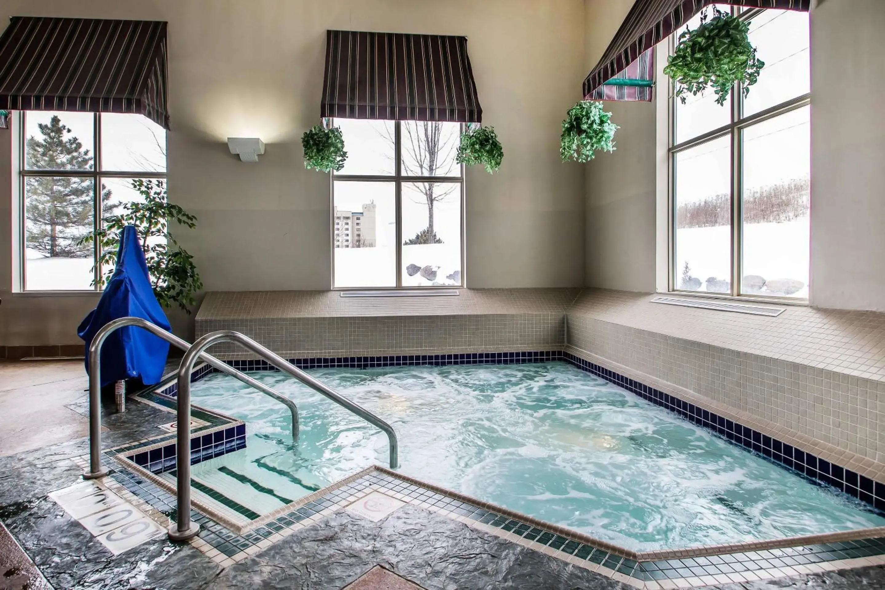 Swimming pool in Comfort Suites Madison West - Middleton Swimming pool in Comfort Suites Madison West - Middleton