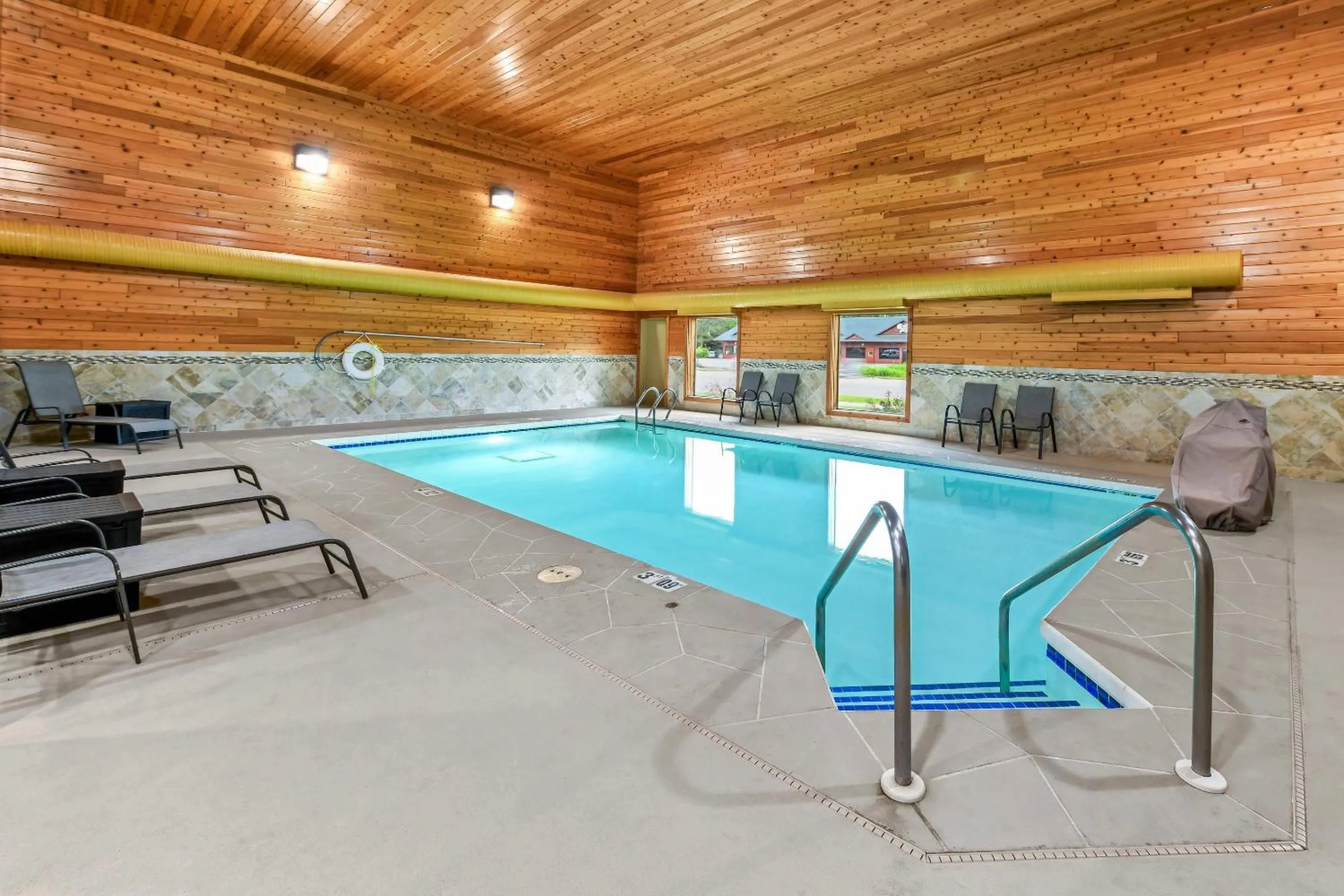 Swimming pool in Comfort Inn Rhinelander