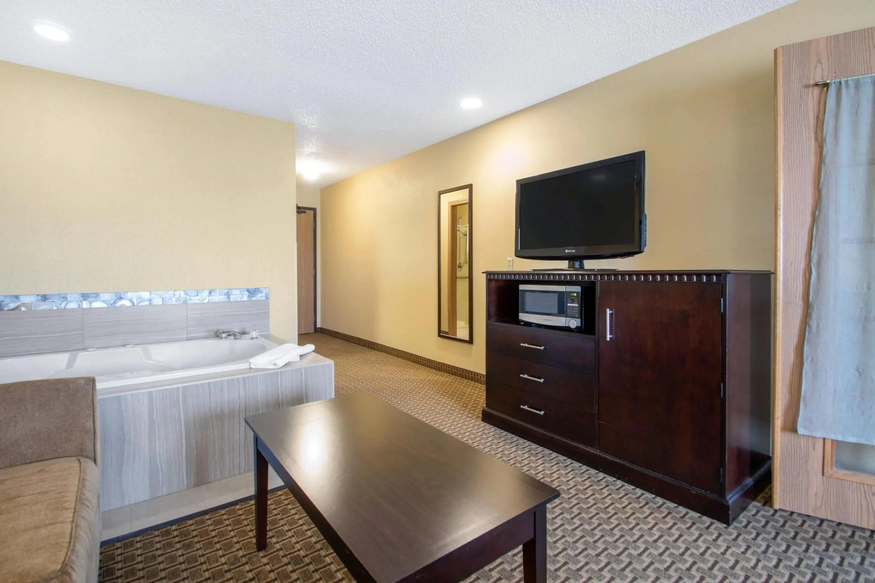 Bedroom, Bed in Comfort Suites Wisconsin Dells Area