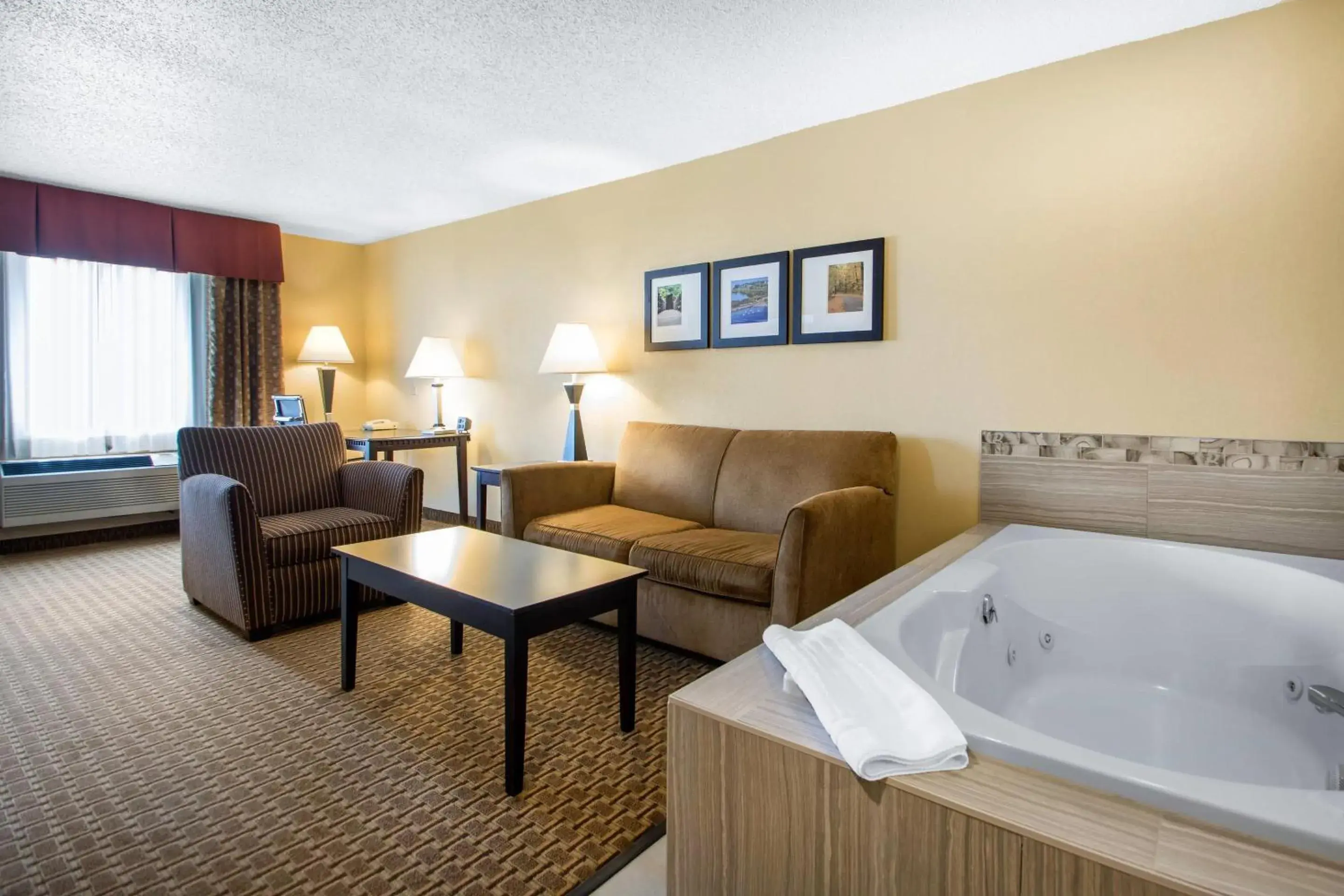 Bedroom, Bed in Comfort Suites Wisconsin Dells Area Bedroom, Bed in Comfort Suites Wisconsin Dells Area