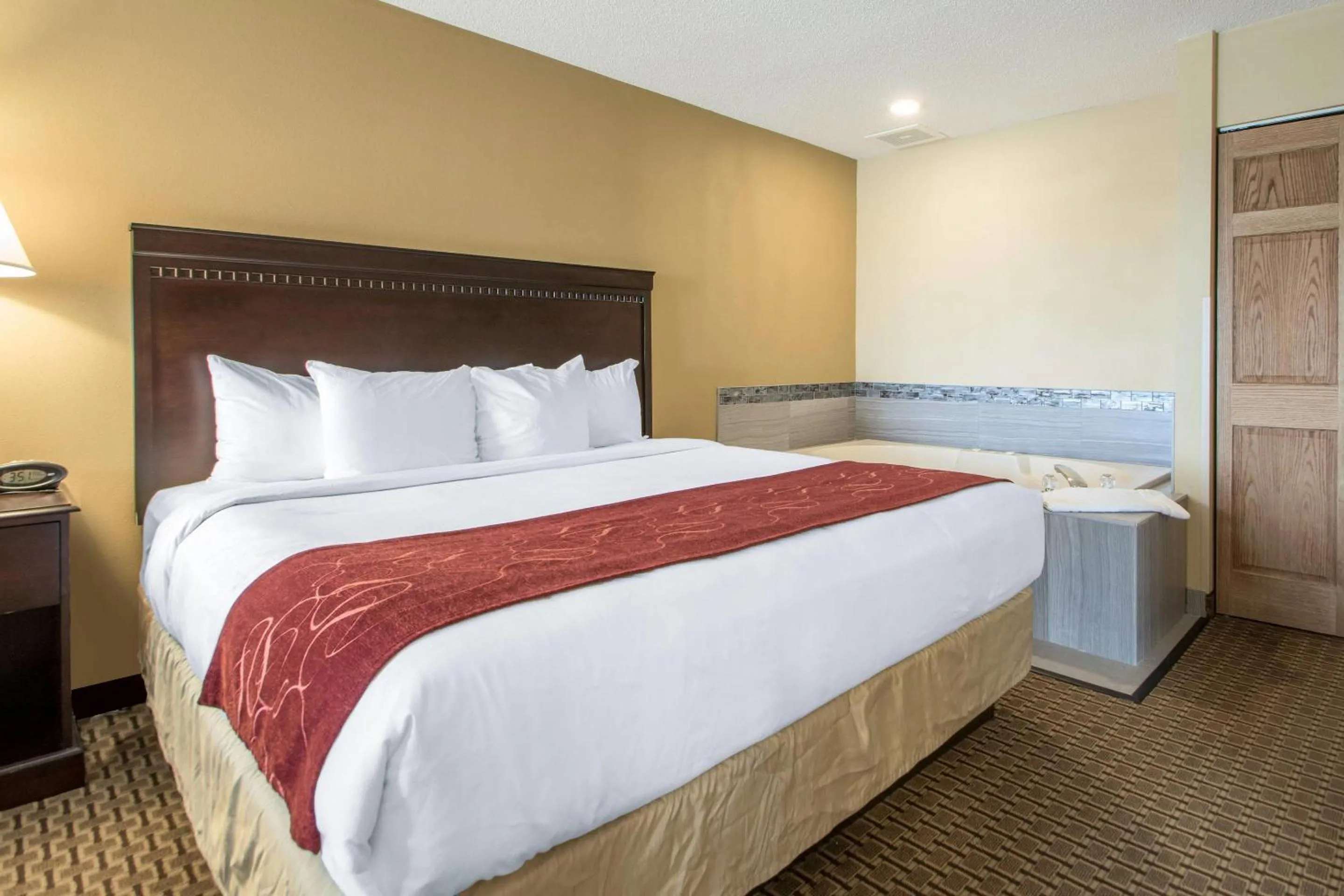Bedroom, Bed in Comfort Suites Wisconsin Dells Area